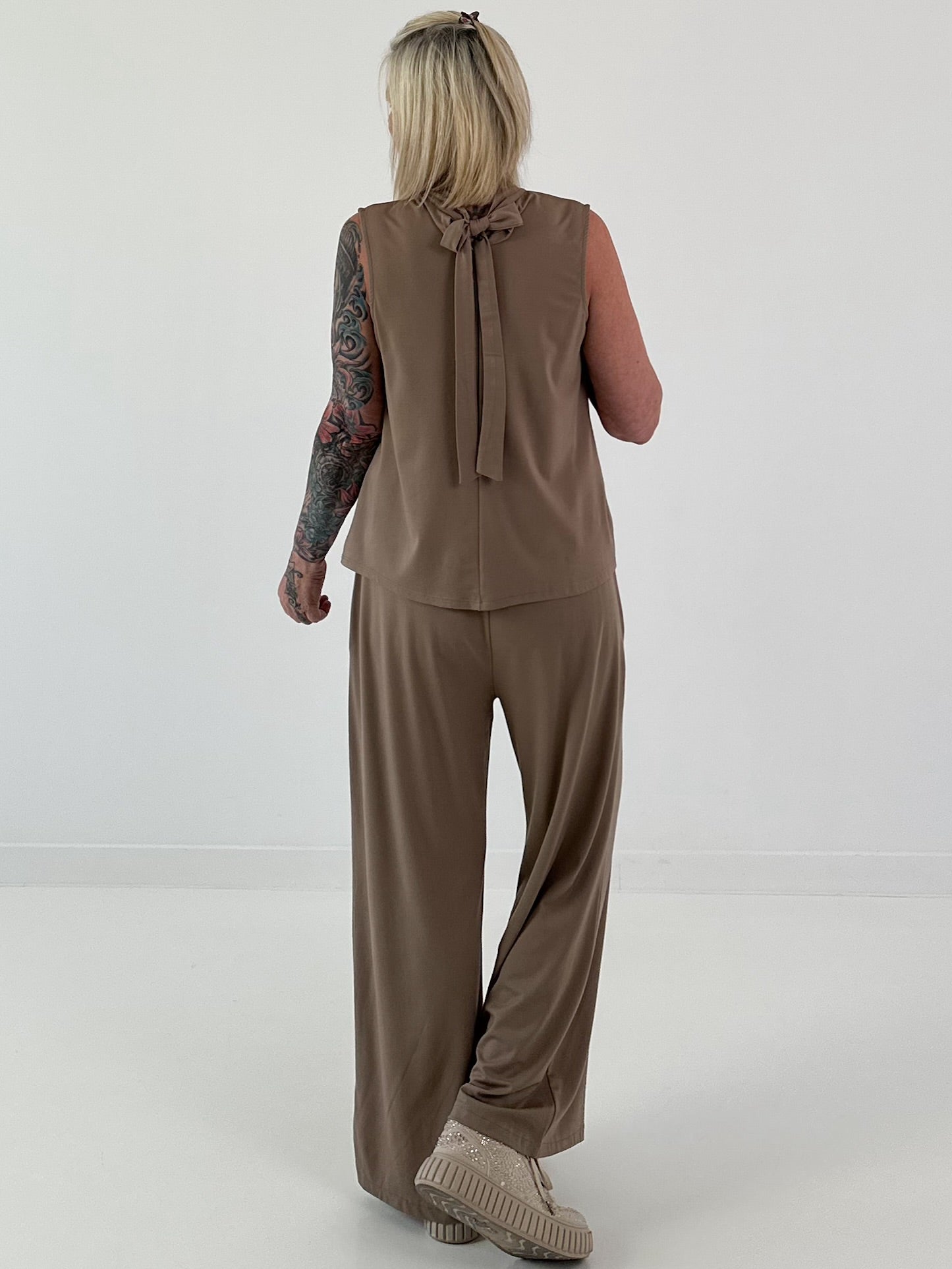 Two-piece set with bow detail - taupe