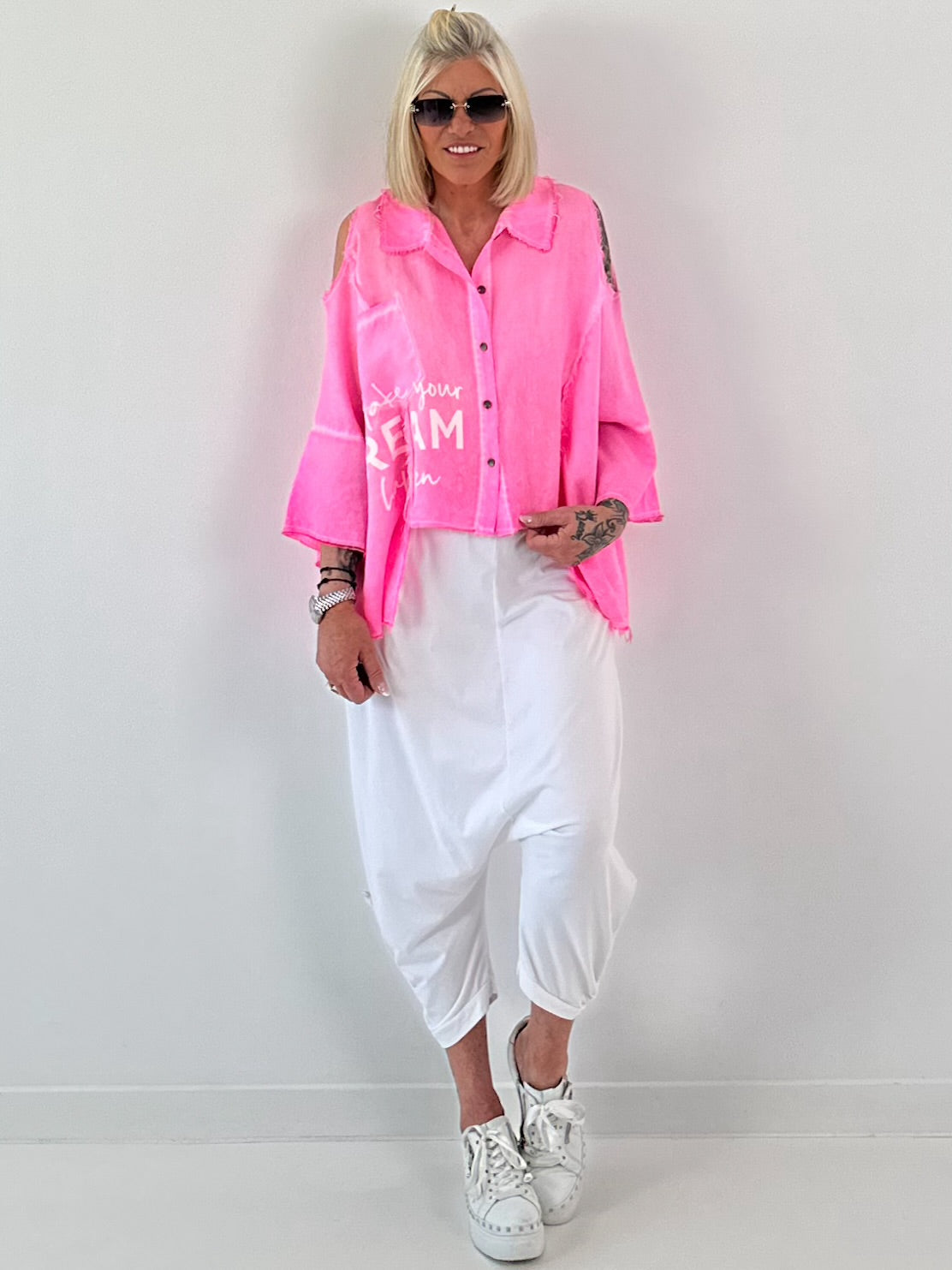 Bluse mit Cold Shoulder und fransigen Abschlüssen - neonpink