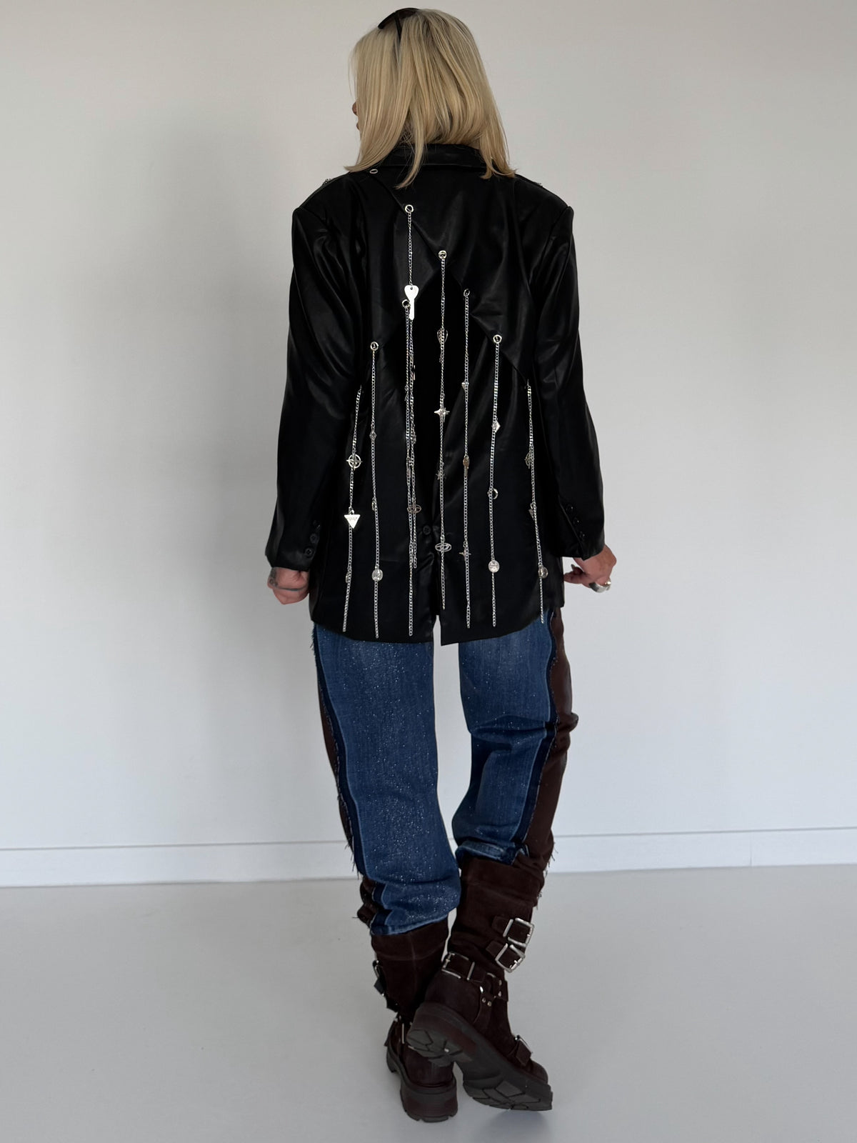 Stylischer Blazer in Lederoptik mit abnehmbaren Kettenelementen - schwarz
