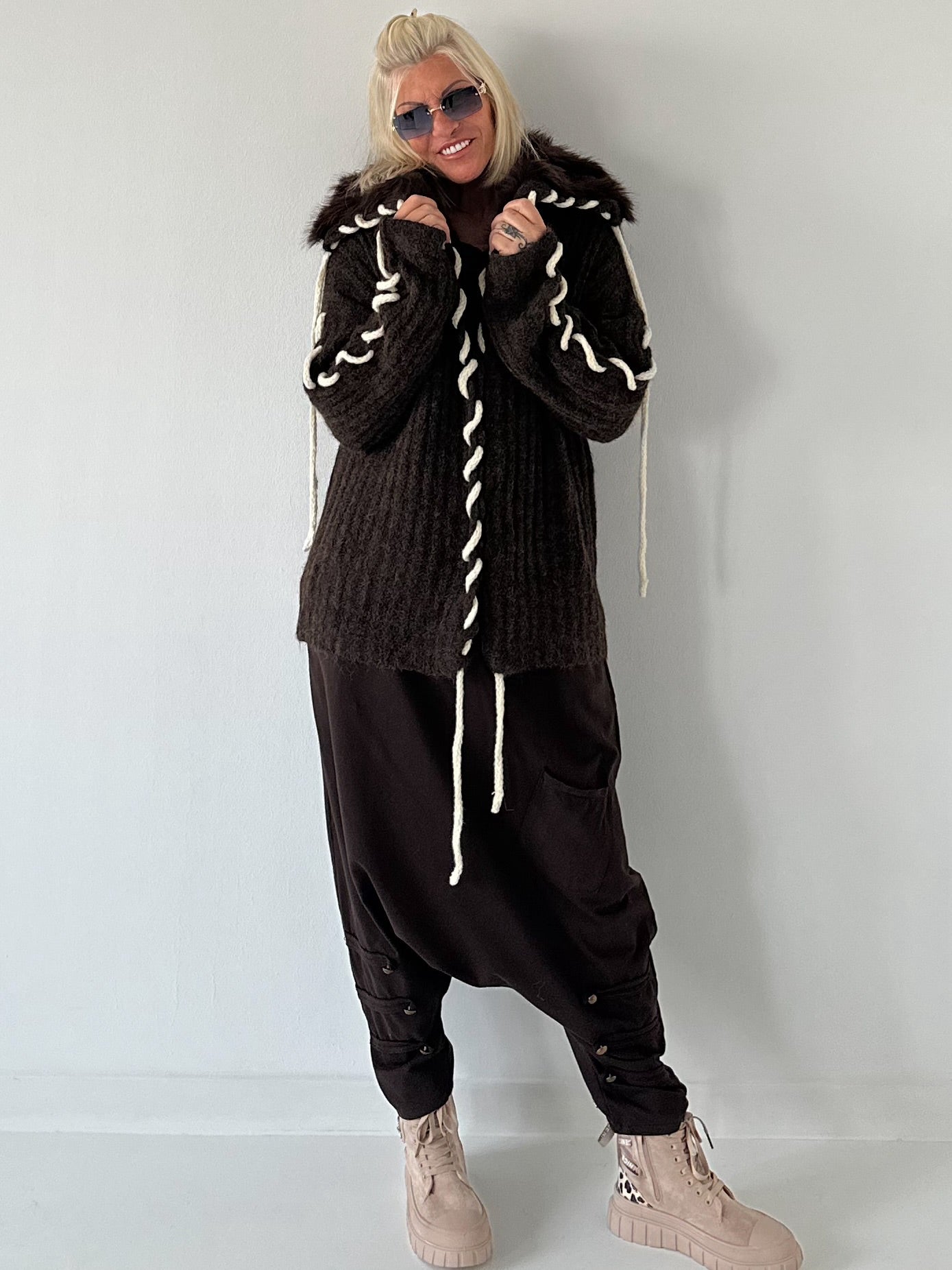 Cuddly knit cardigan with XXL fur collar - mocha