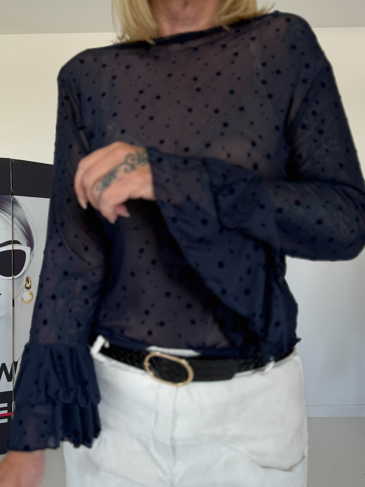 Mesh Shirt mit Punkten und Volantärmeln - marine