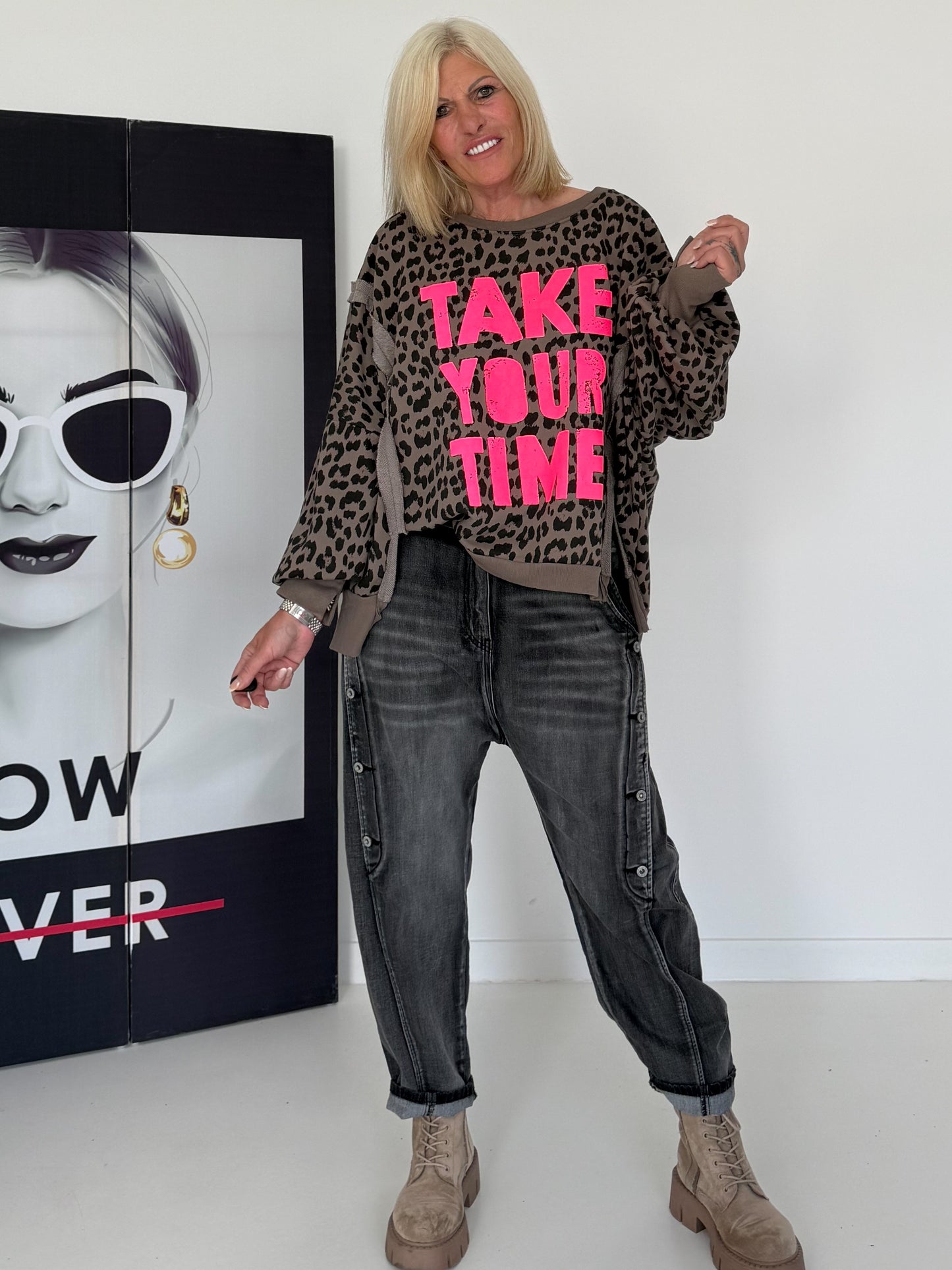 Oversized Sweater im Leoprint mit Schriftzug - mokka