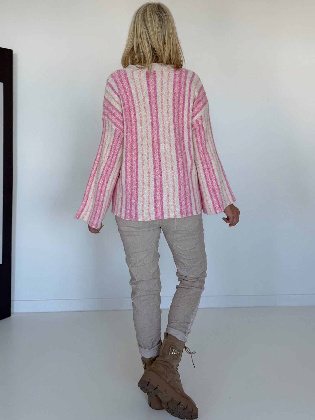 Gestreepte trui met trompetmouwen - beige-roze