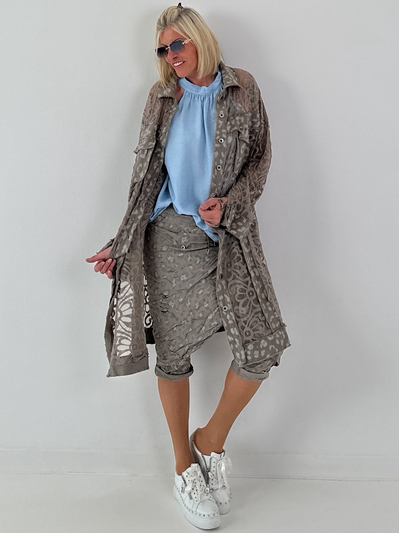 Jeansmantel mit Leo und floralem Netzeinsatz - taupe