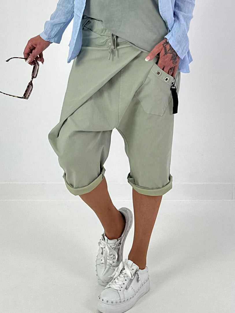 Kurze Baggy mit kleinen Ösen-Details - khaki