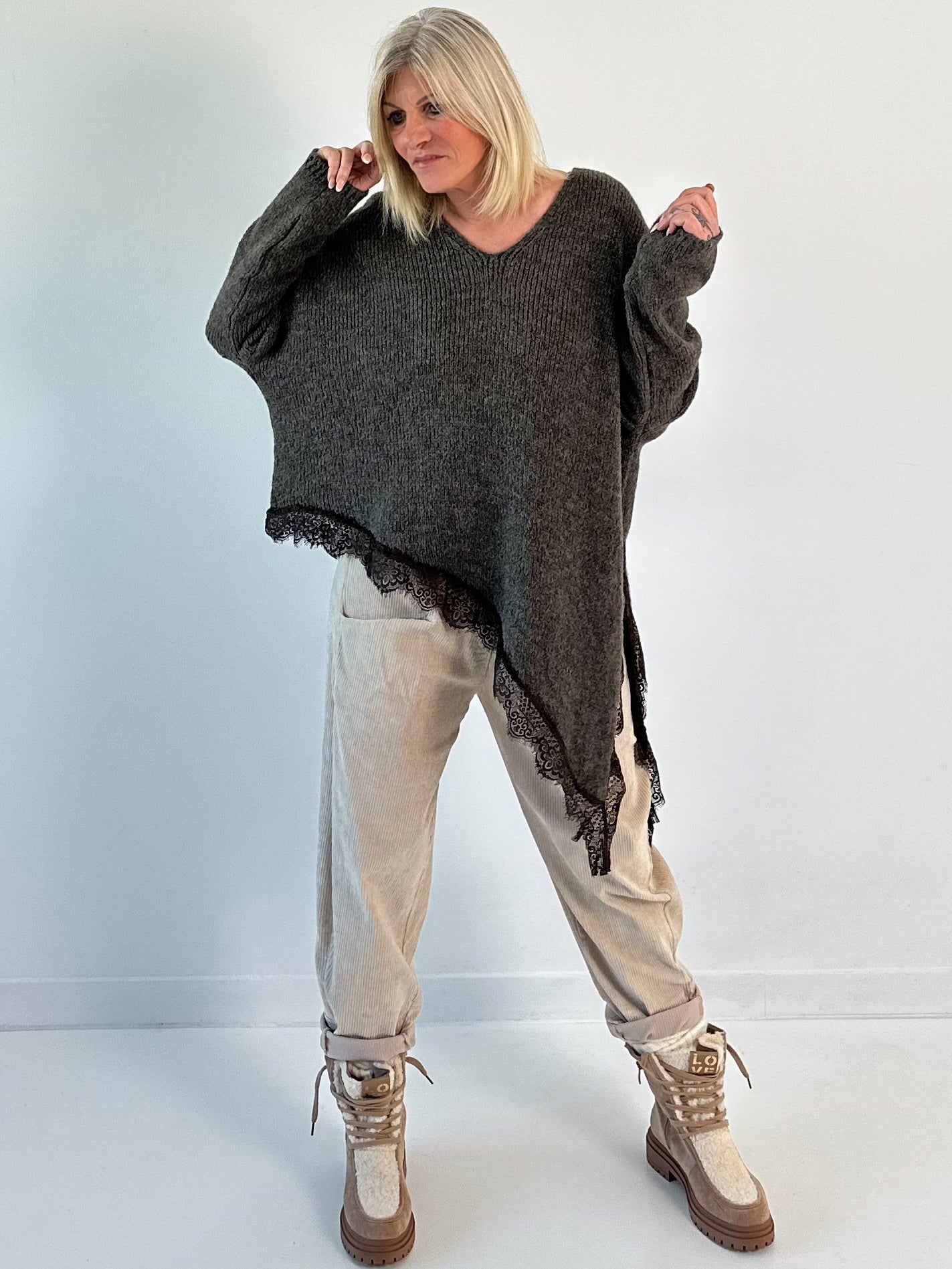 Asymmetrische trui model "Lace Dream" - bruin