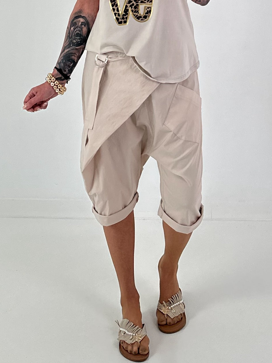 Short baggy shorts with overlap - beige