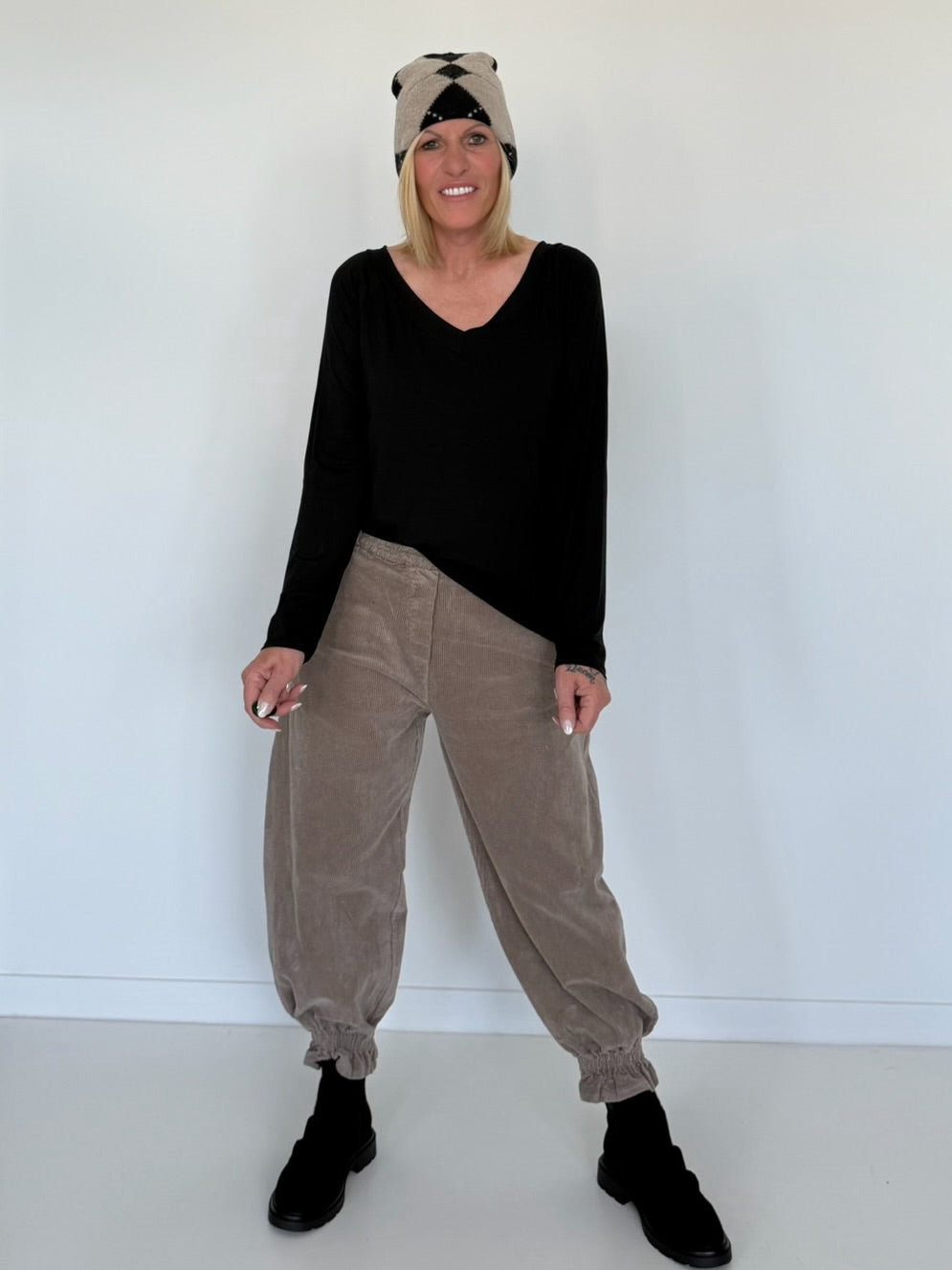 Basic Shirt mit V-Neck - schwarz