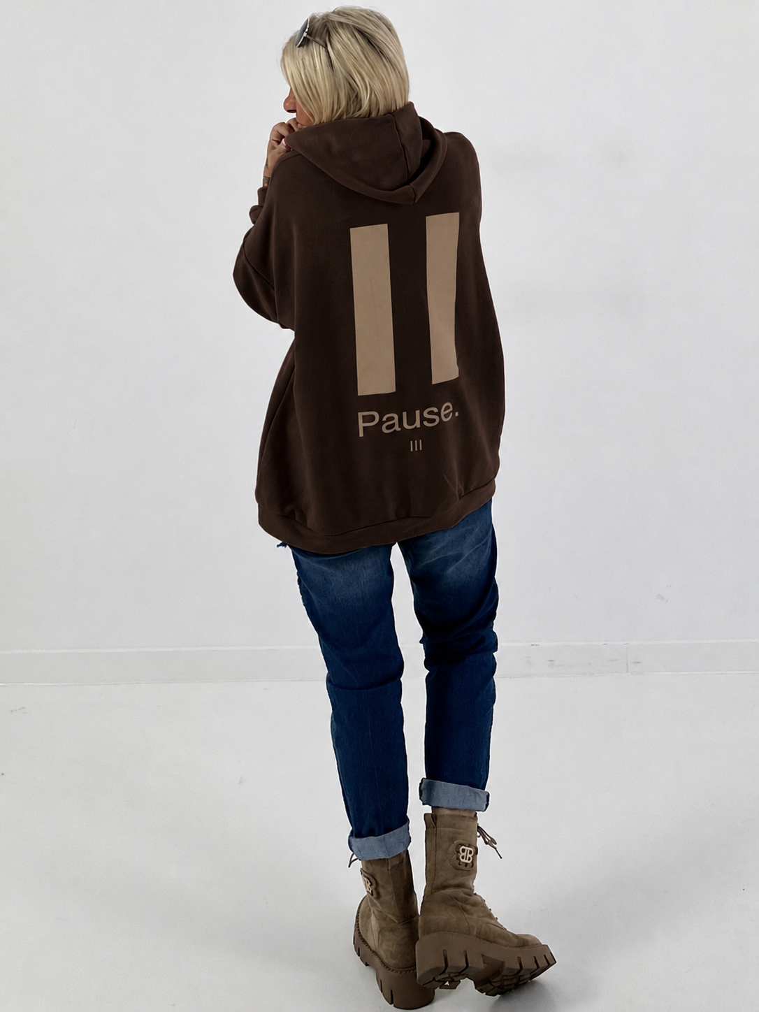 Lässiger Hoodie mit Statement Rückenprint "Pause" - mokka