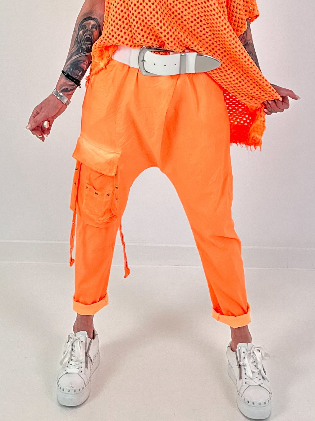 Baggy Hose mit aufgesetzter Cargo Tasche - neonorange