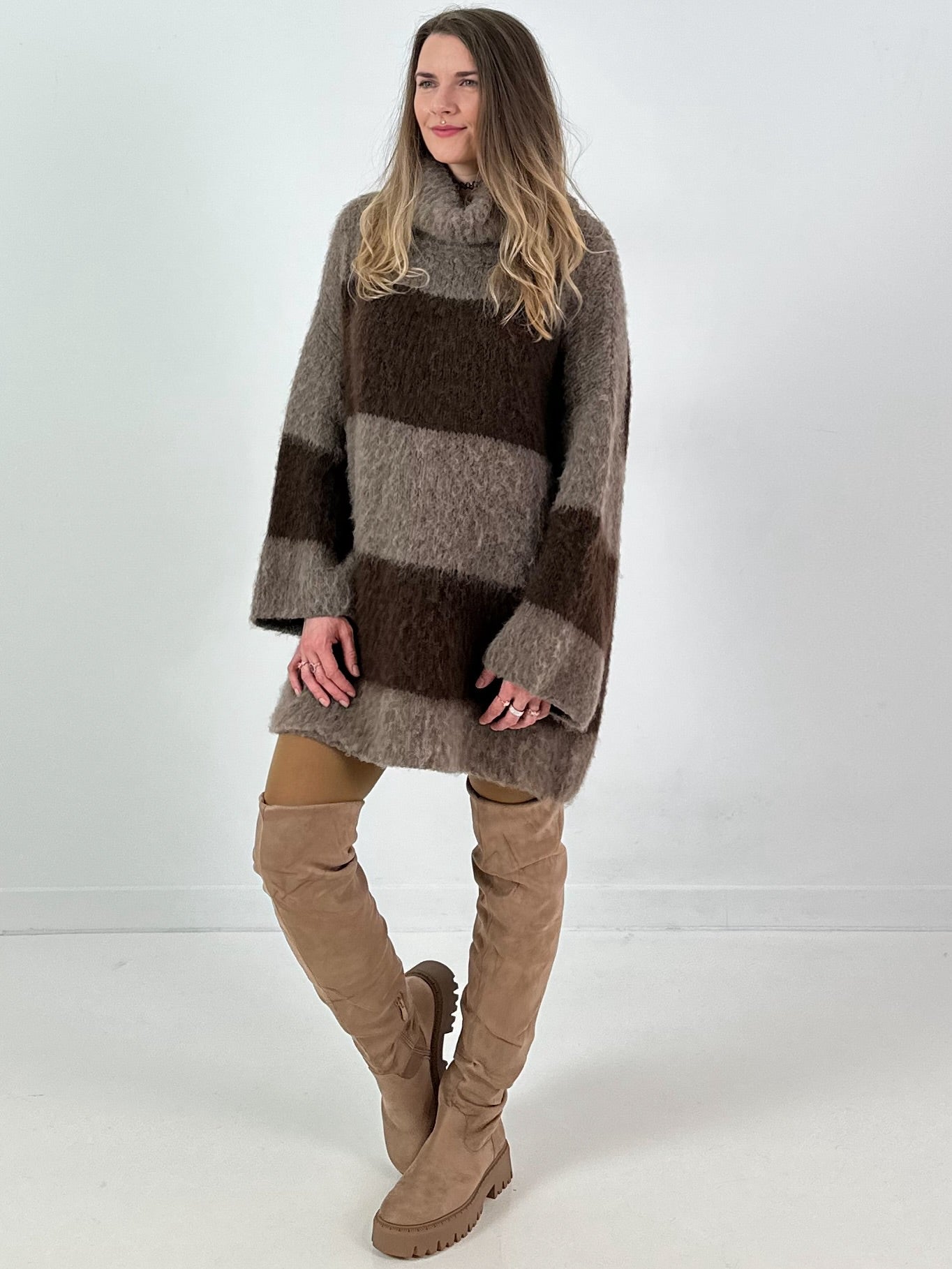 Lange trui/jurk model "Velvet Flow" - koffie-taupe