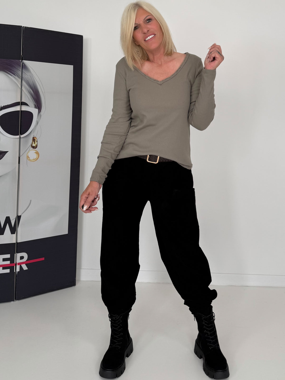 Rippshirt mit fransigem V-Ausschnitt - taupe