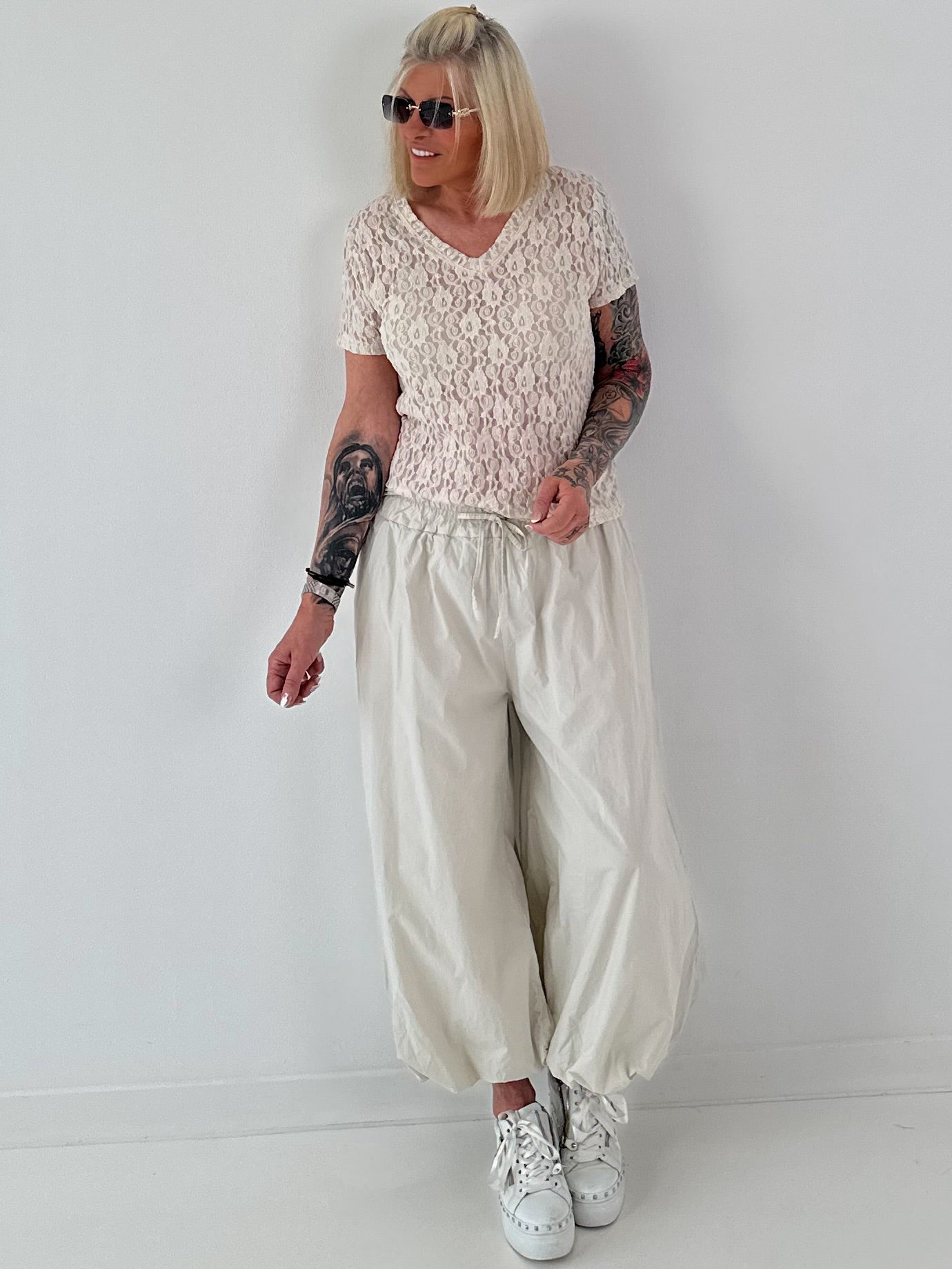 Spitzen Shirt mit V-Neck - beige
