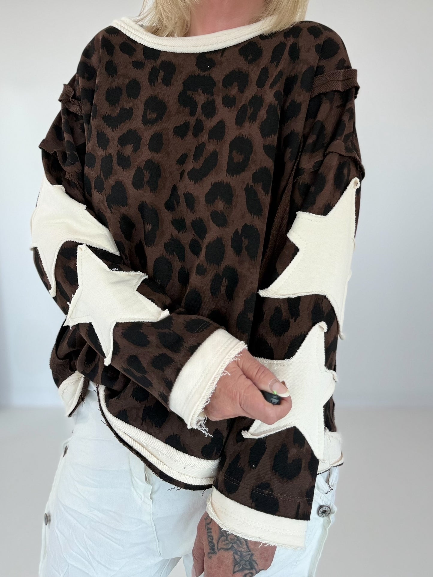 Sweatshirt mit All Over Leo-Print und trendigen Sternelementen - mokka