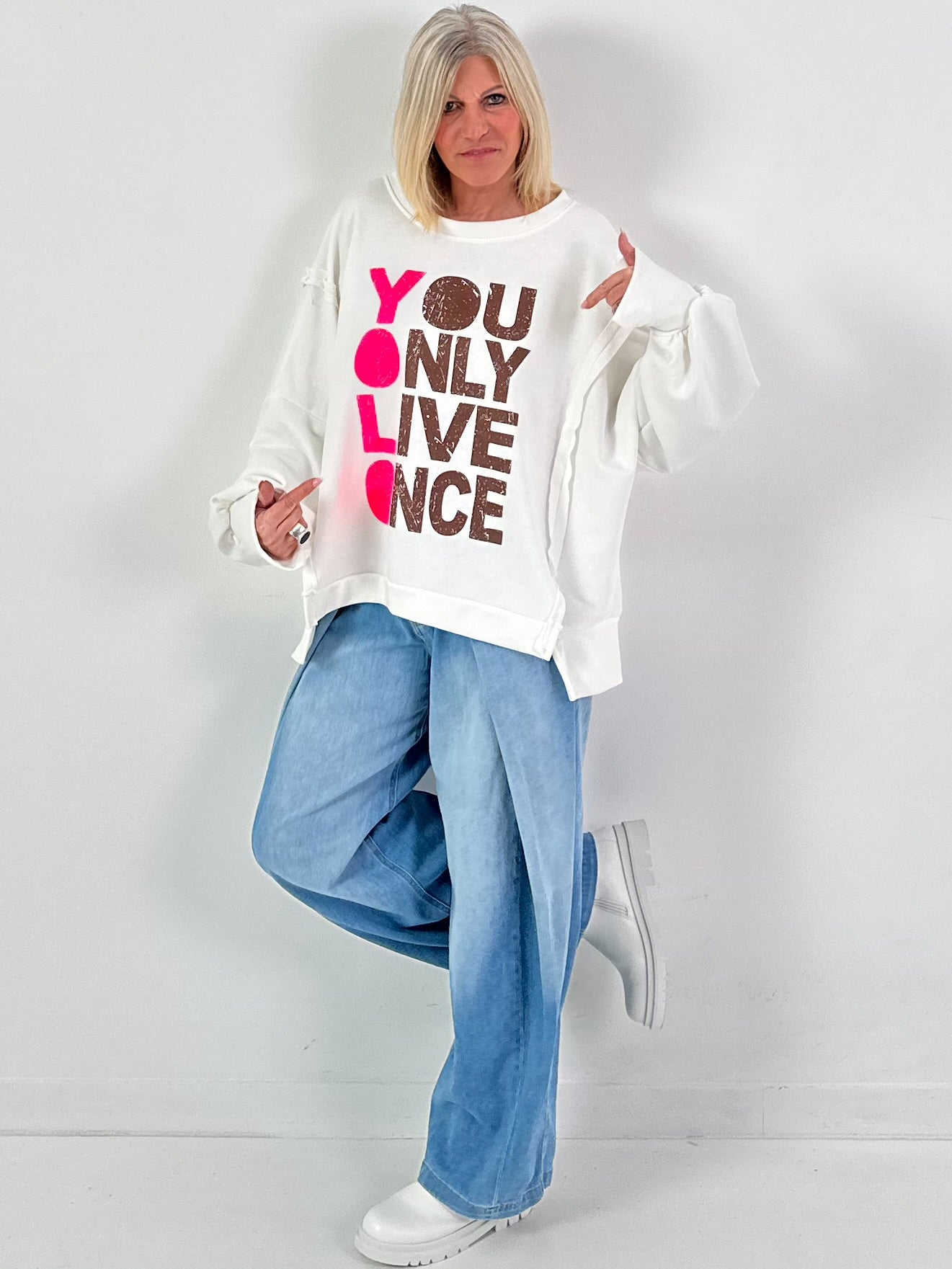 Sweatshirt Modell "YOLO" - weiss