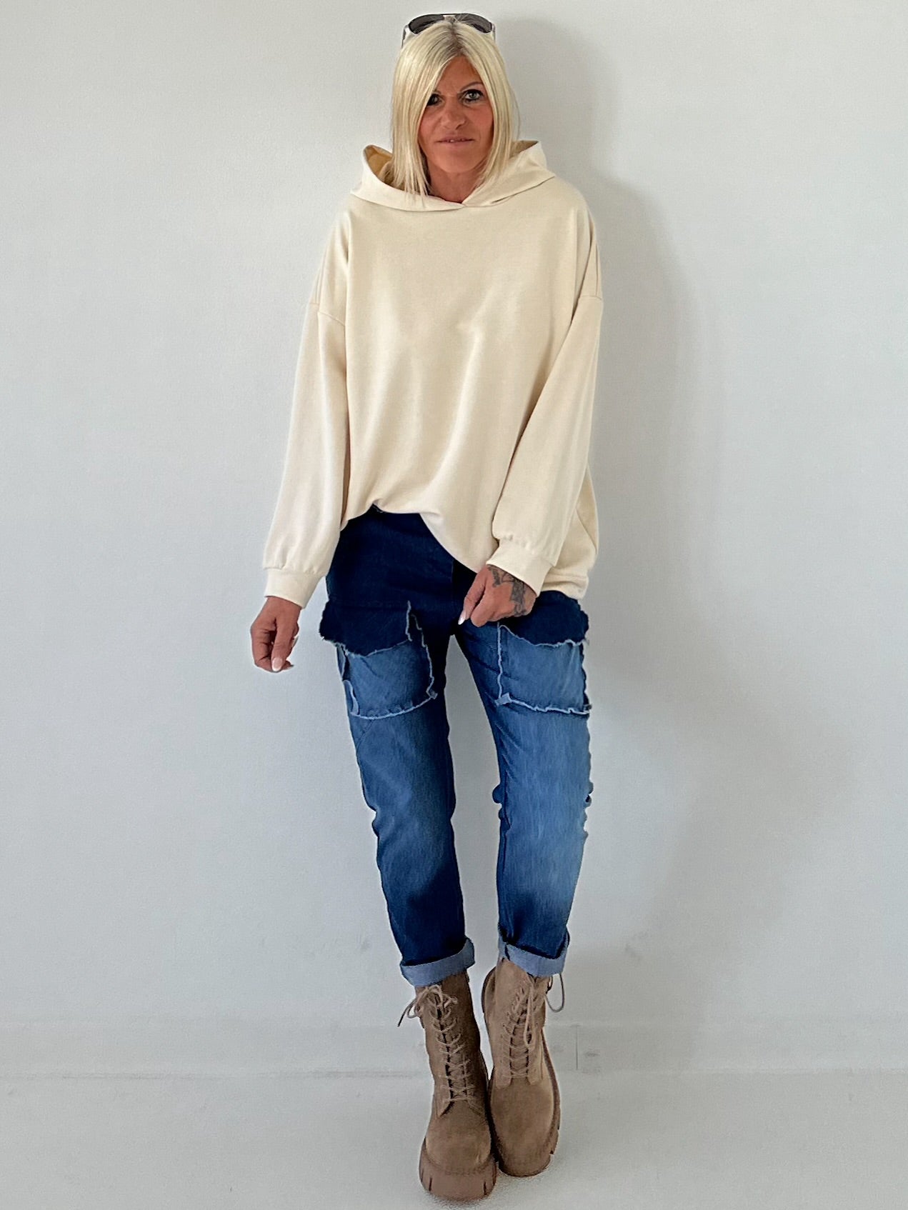 Lässiger Hoodie mit Statement Rückenprint "Pause" - beige