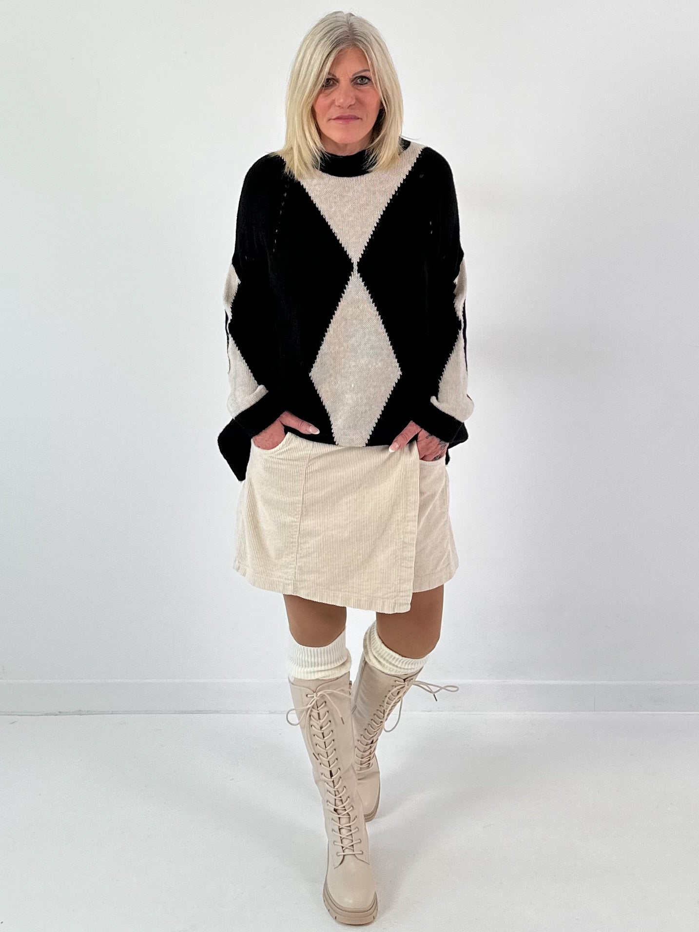Sweater model "Geometric Glow" - black-beige