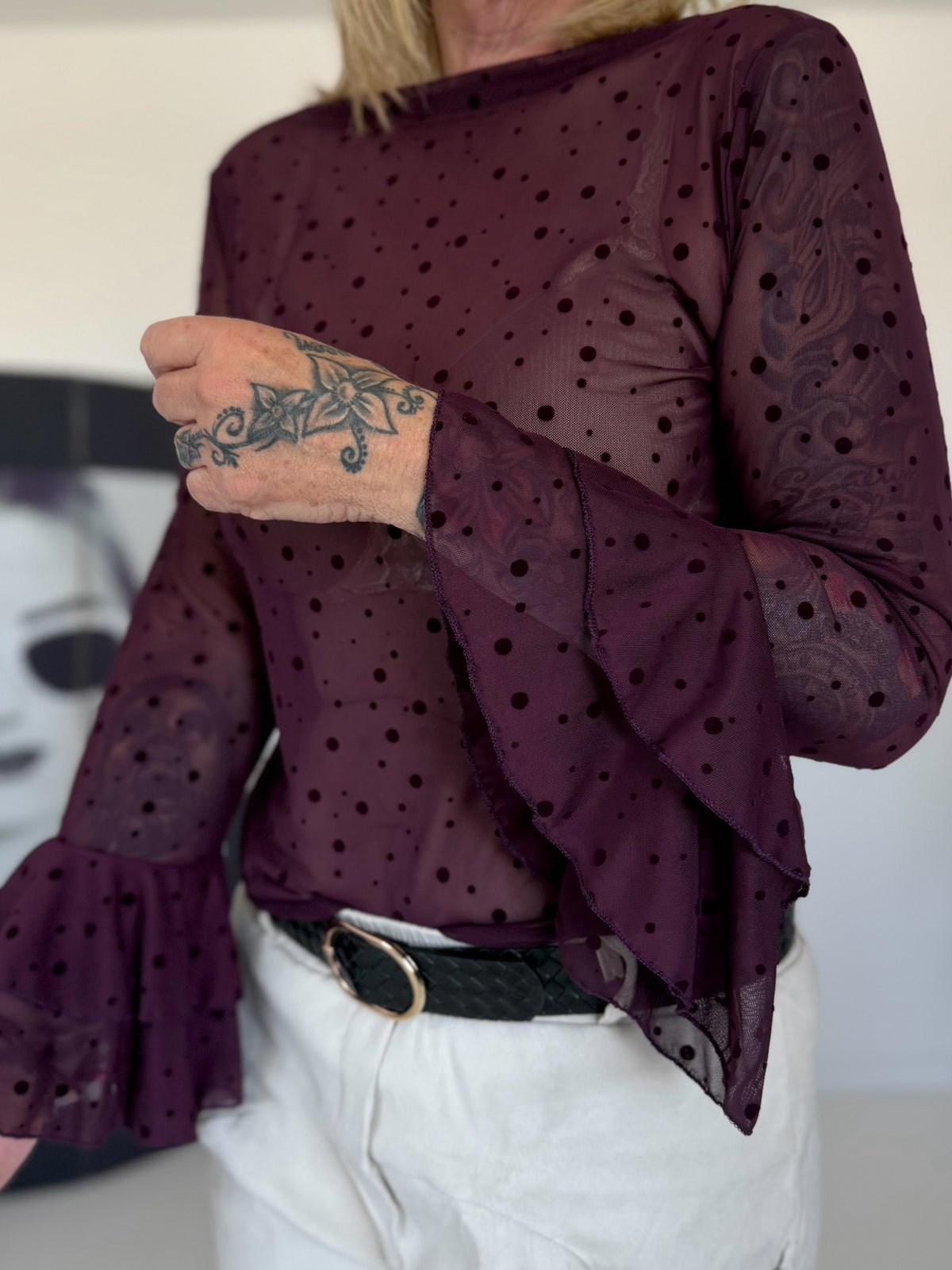 Mesh Shirt mit Punkten und Volantärmeln - burgundi