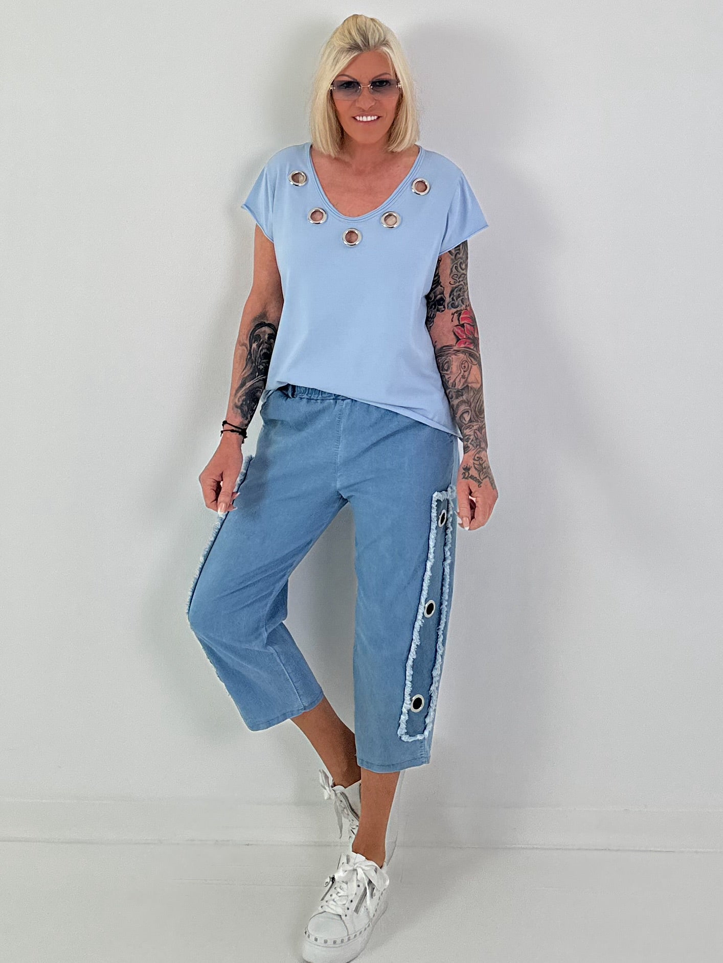 T-Shirt mit Ösen-Ausschnitt - hellblau