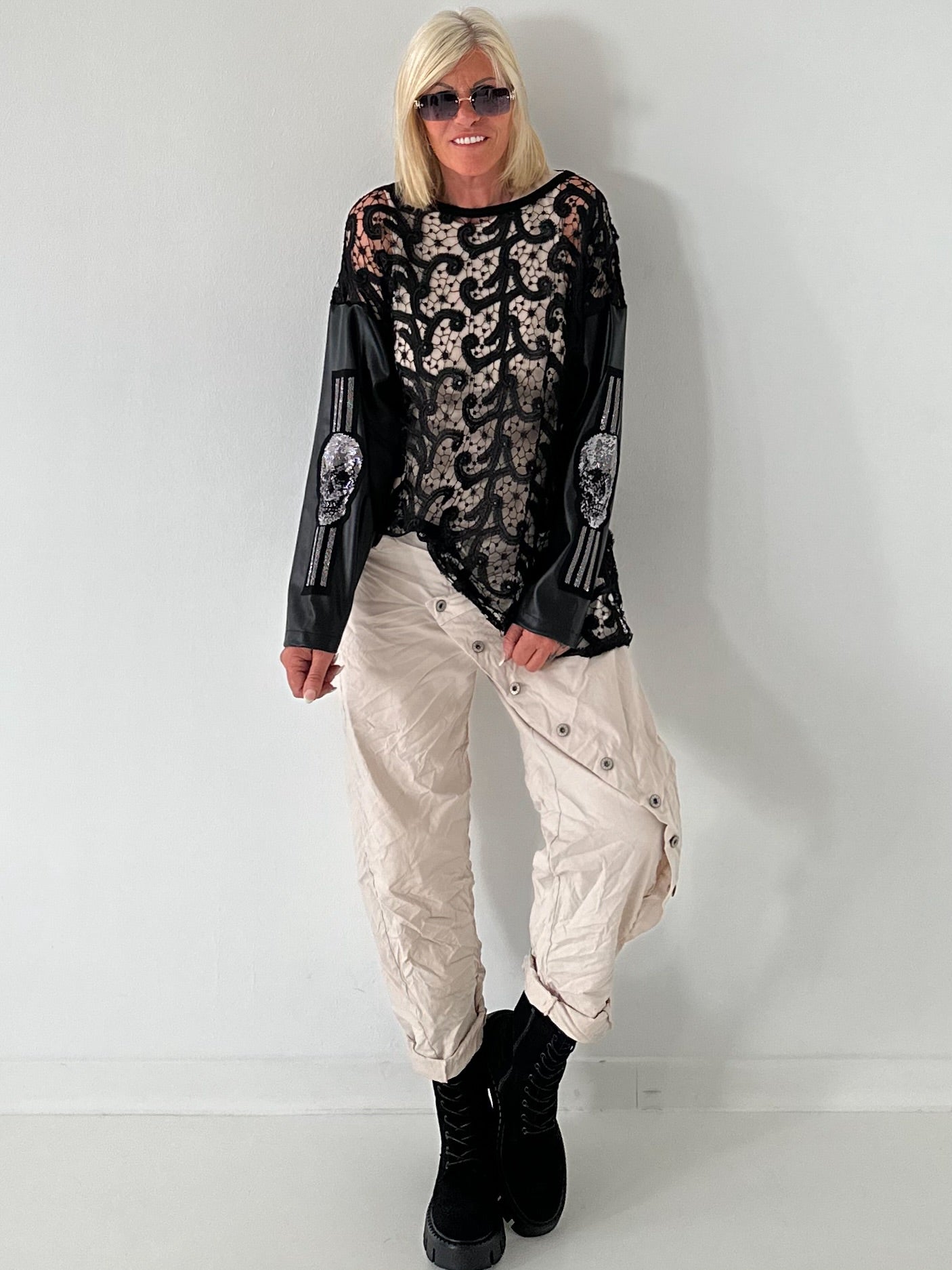 Stylisches oversized Spitzenshirt mit Details Skull - schwarz