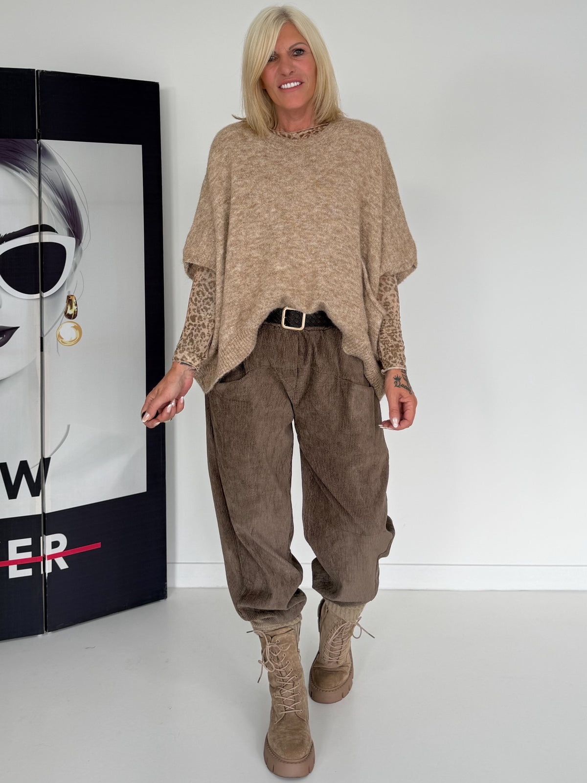 Zachte slipover met opgestikte zak - beige