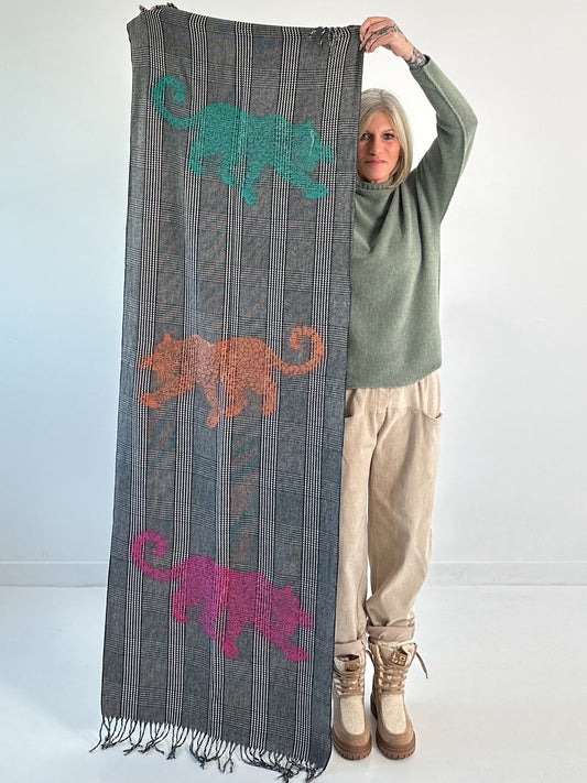 Sjaal met franjes, model "Feline Flair" - zwart-wit-veelkleurig