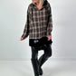 Geruite capuchonjas, model "Plaid Edit" - bruin-veelkleurig