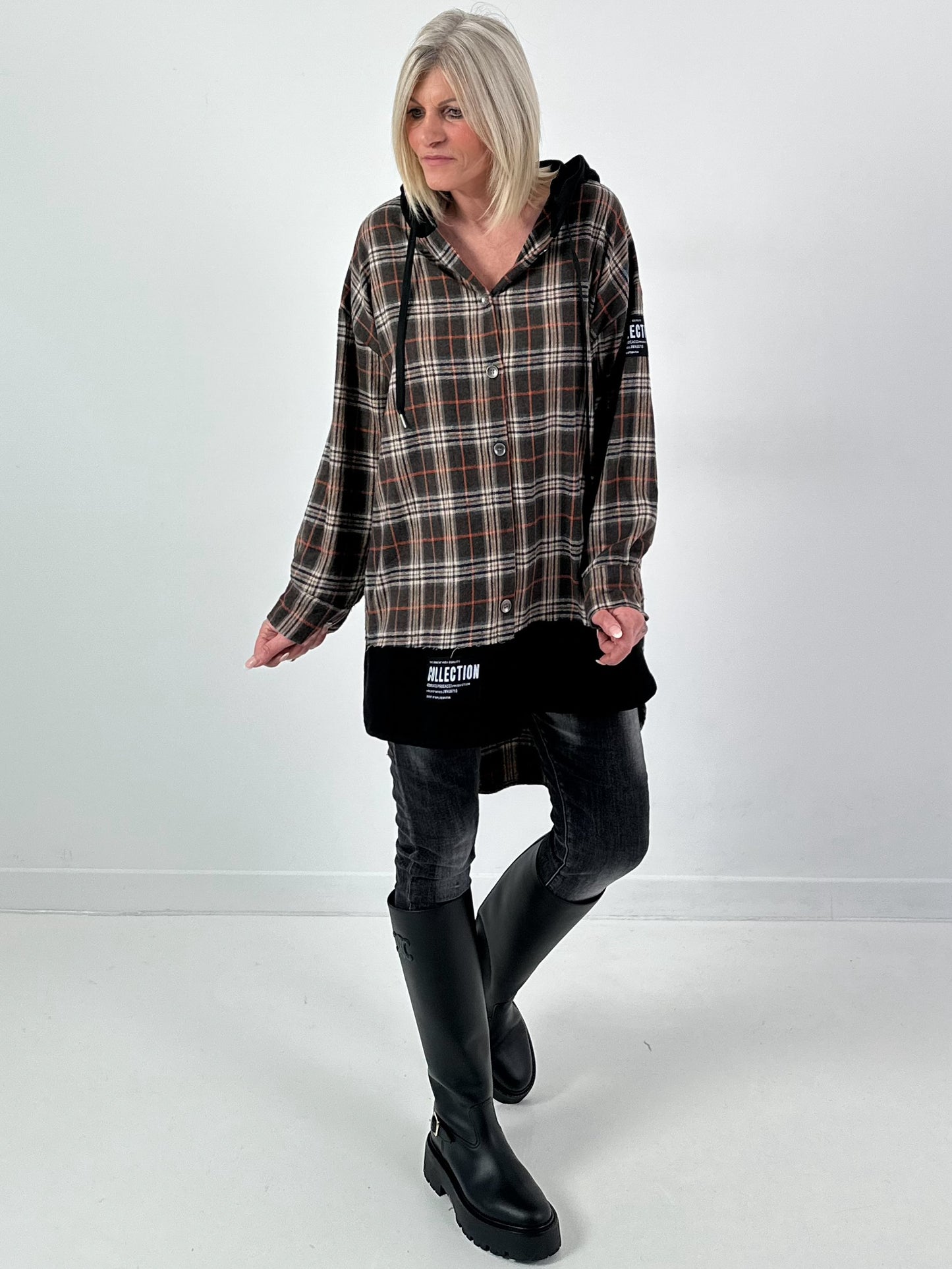 Geruite capuchonjas, model "Plaid Edit" - bruin-veelkleurig
