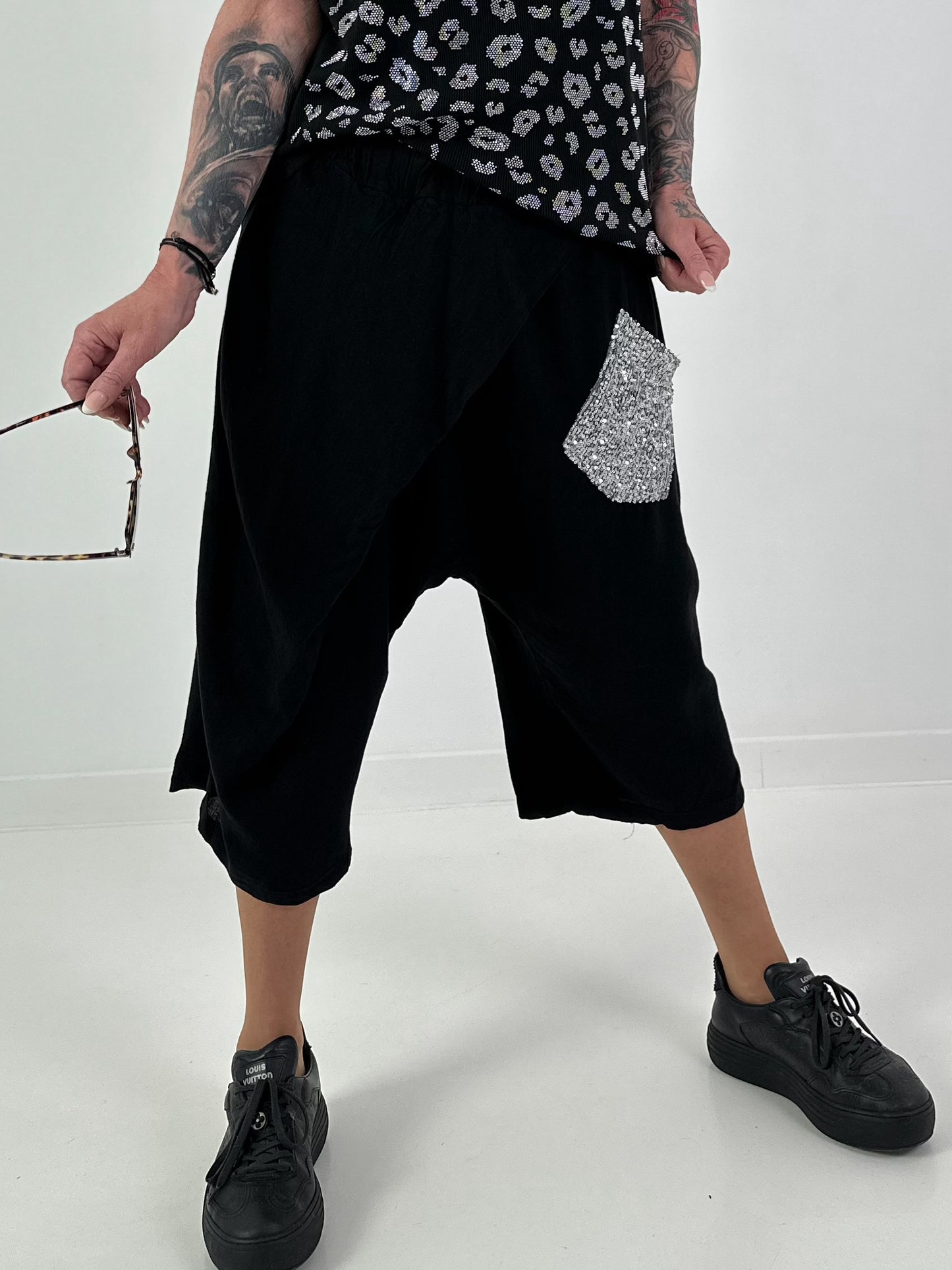 Kurze Leinen Baggy mit Überwurf und Paillettendetails - schwarz