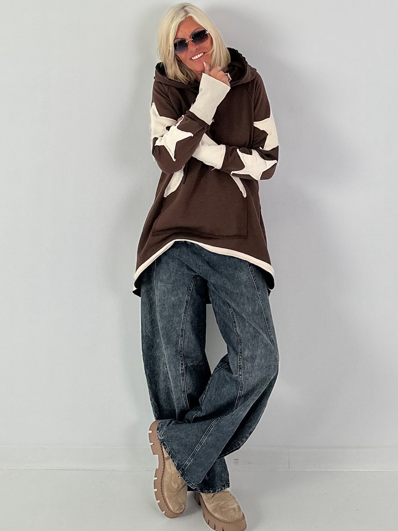 Casual long hoodie with thumb holes and trendy star elements - chocolate
