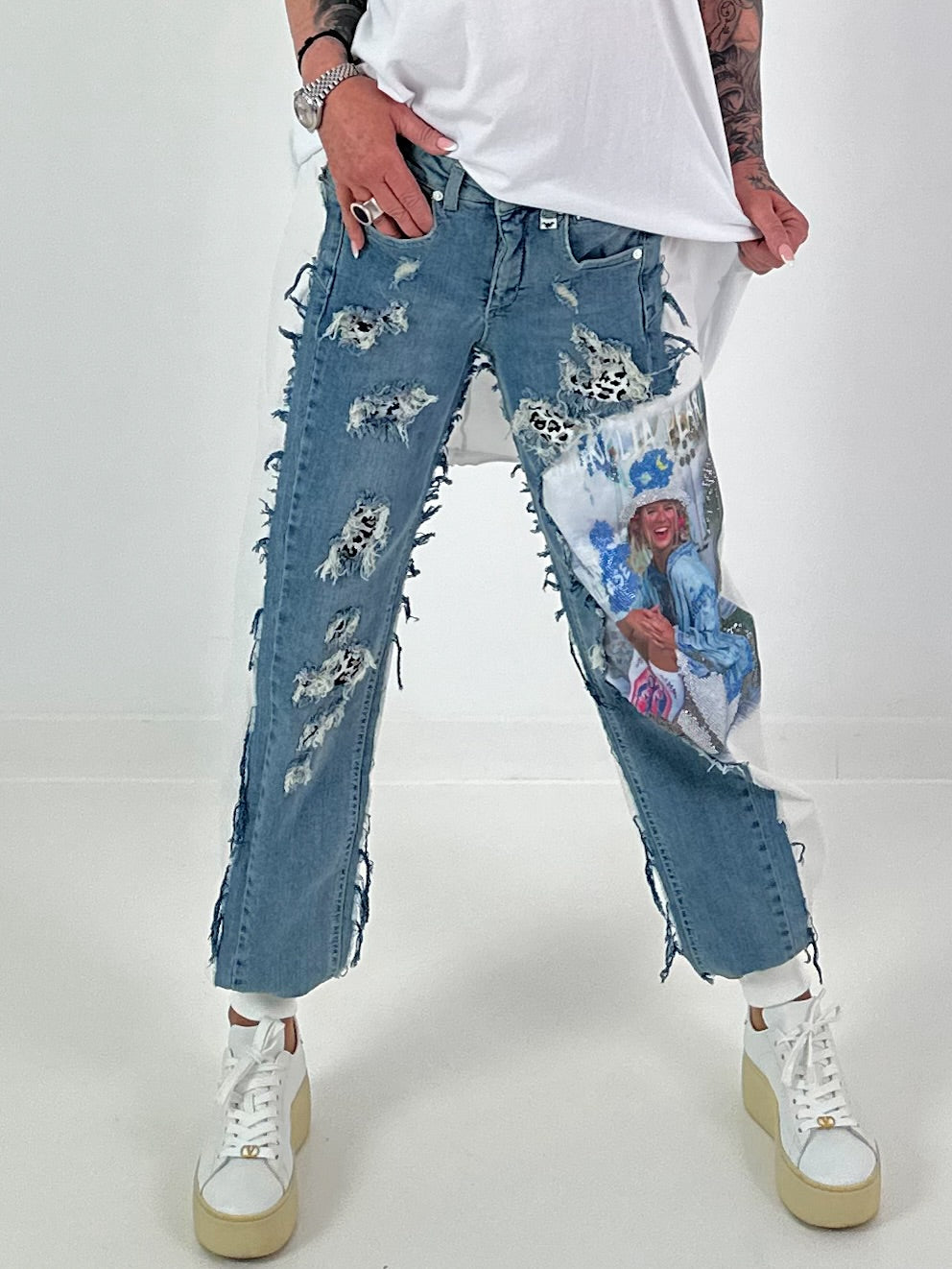 Sweat Jeans mit Print und Destroyed Details - weiss-denim
