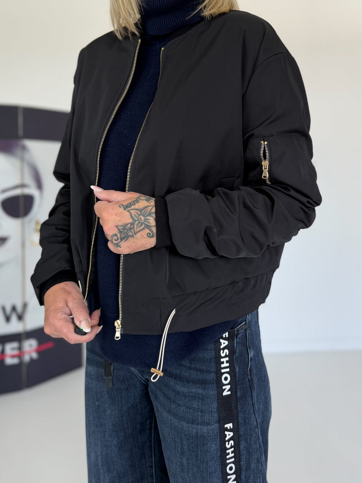 Bomberjacke mit gerafften Ärmeln - schwarz