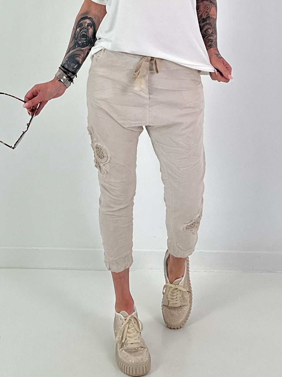 Baggy/Boyfriend trousers with side crochet flowers - beige