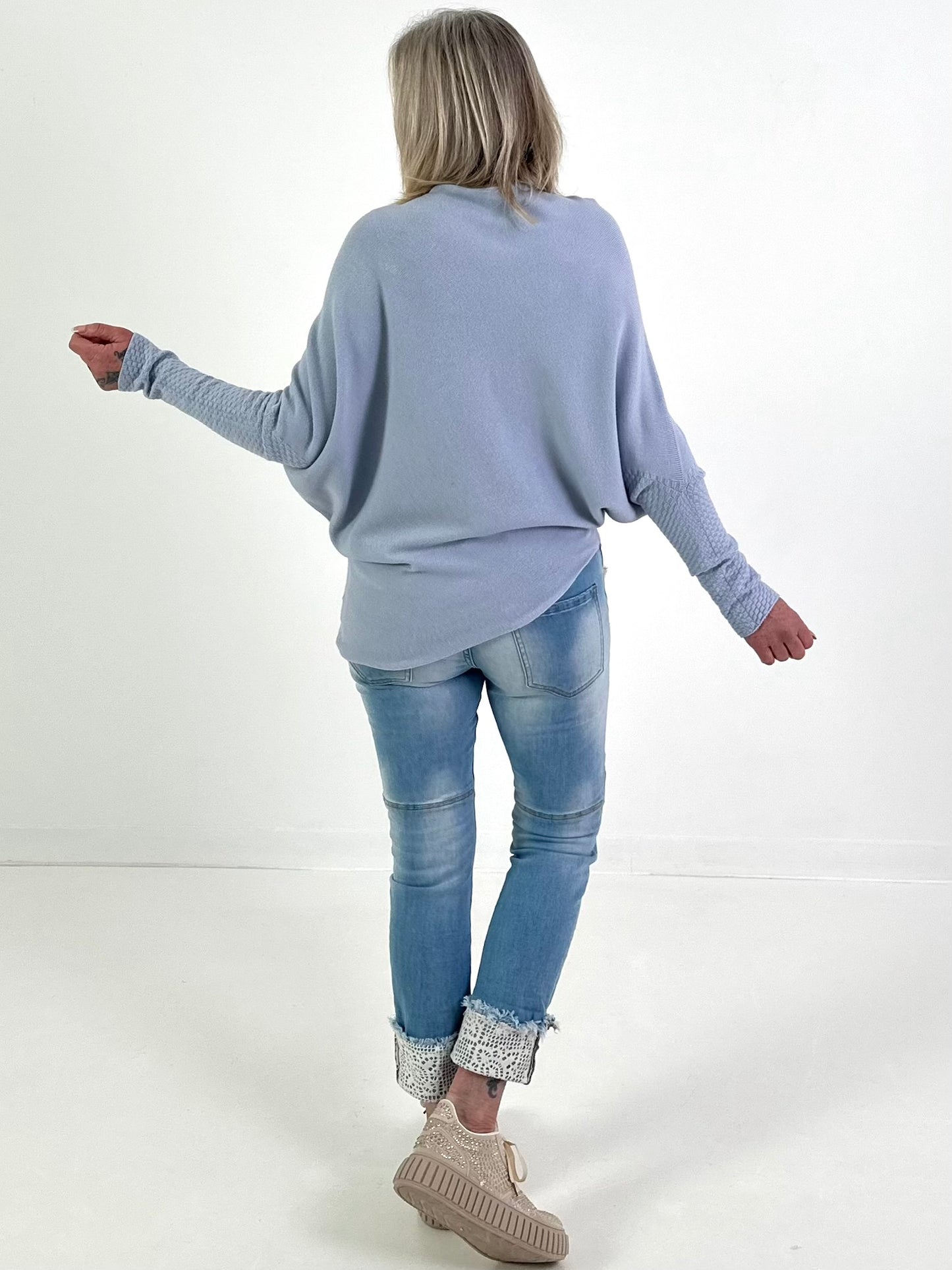 Pullover mit Stulpenärmeln Modell "Fluid Form" - hellblau