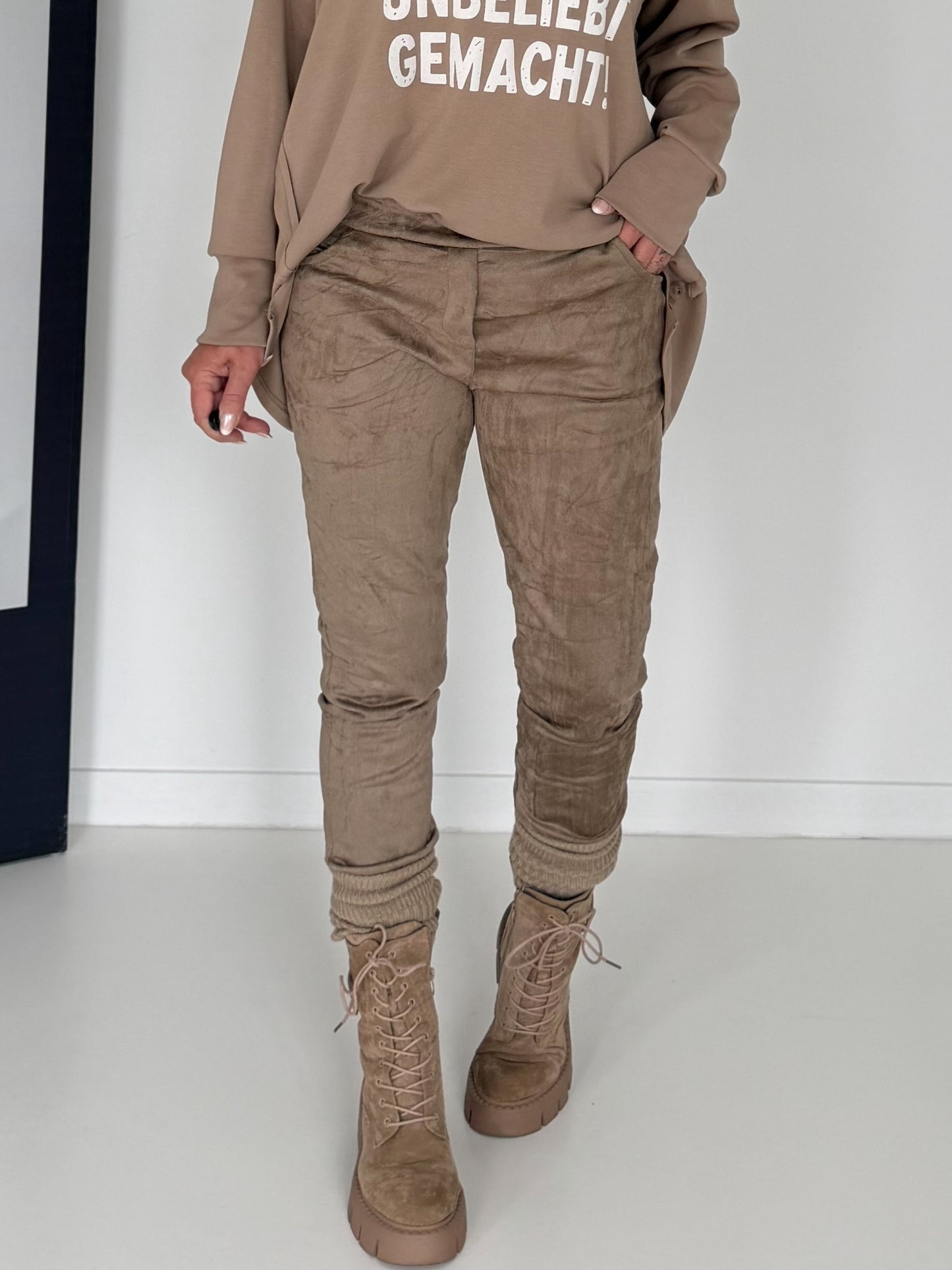 Hose in Wildlederoptik mit elastischem Bund - taupe ( lieferbar ab ca. 13.09.26)