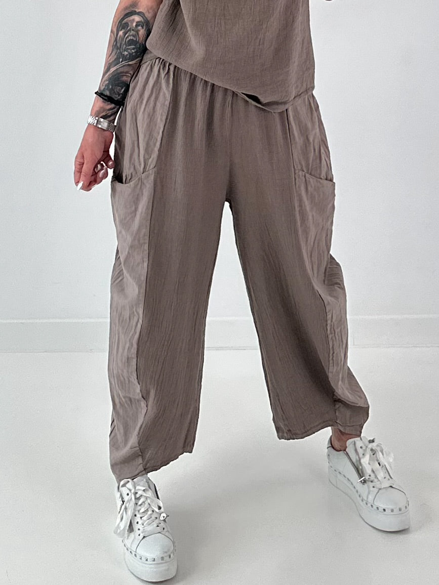 Grobe Hose im Materialmix mit großen Taschen - taupe