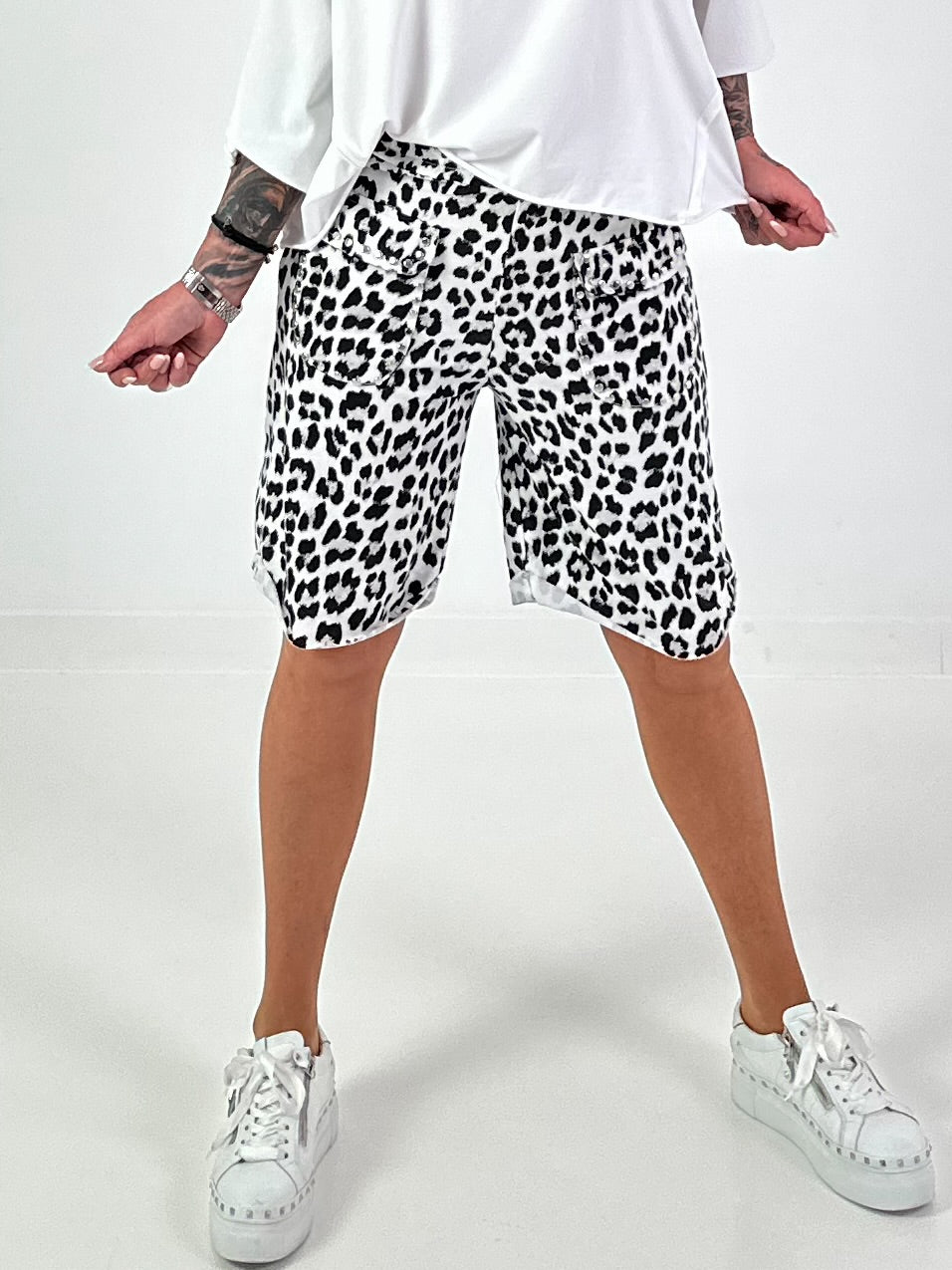 Sweat Short Leo mit Nieten - schwarz-weiss