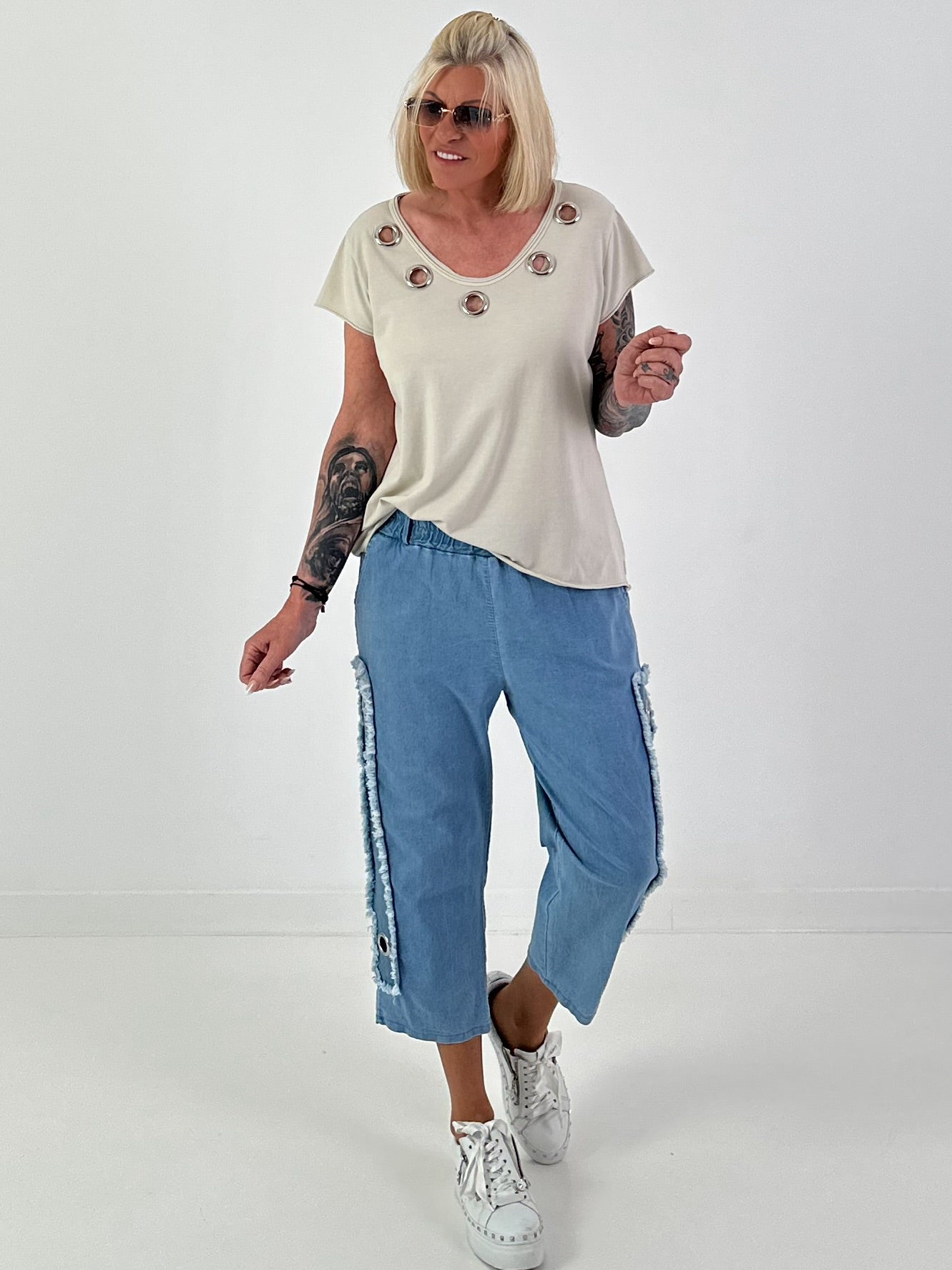 T-Shirt mit Ösen-Ausschnitt - beige