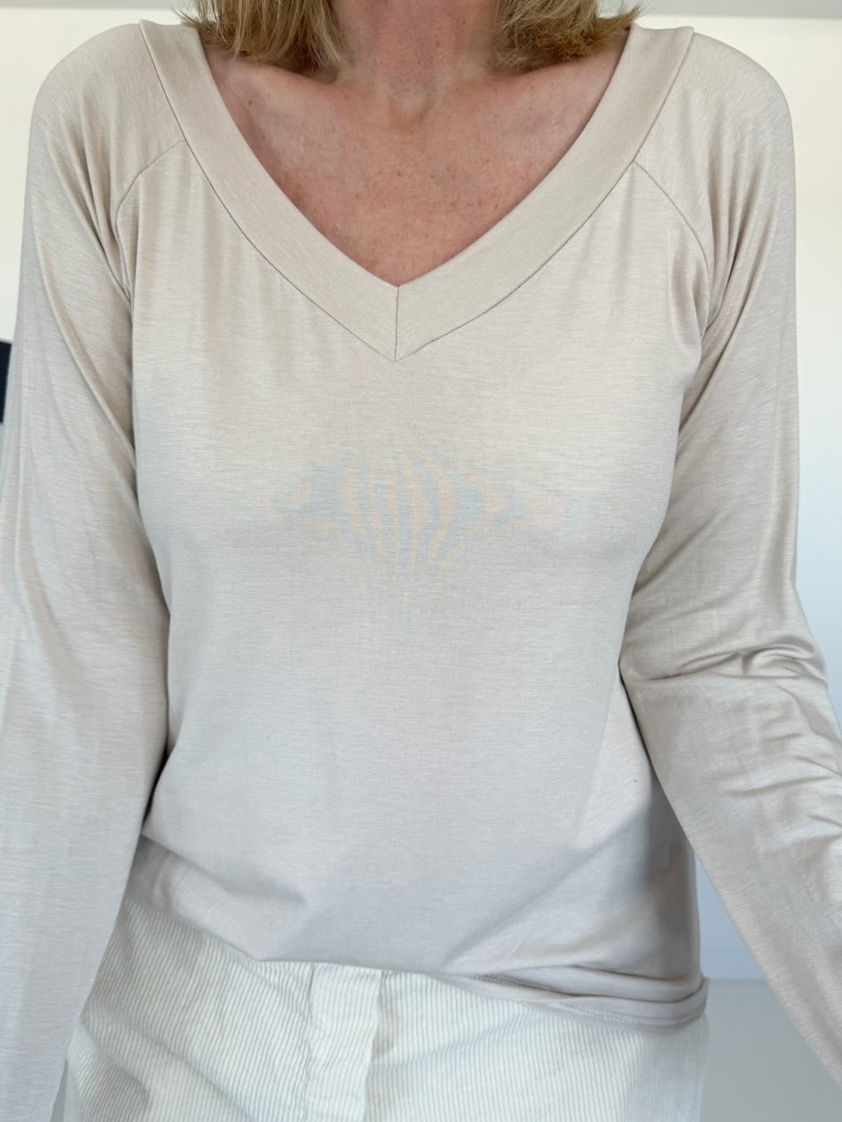 Basic Shirt mit V-Neck - beige