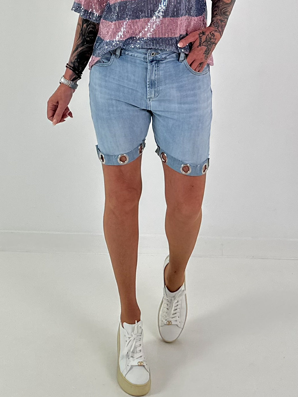 Jeansshort mit Ösen-Abschlüssen - hellblau