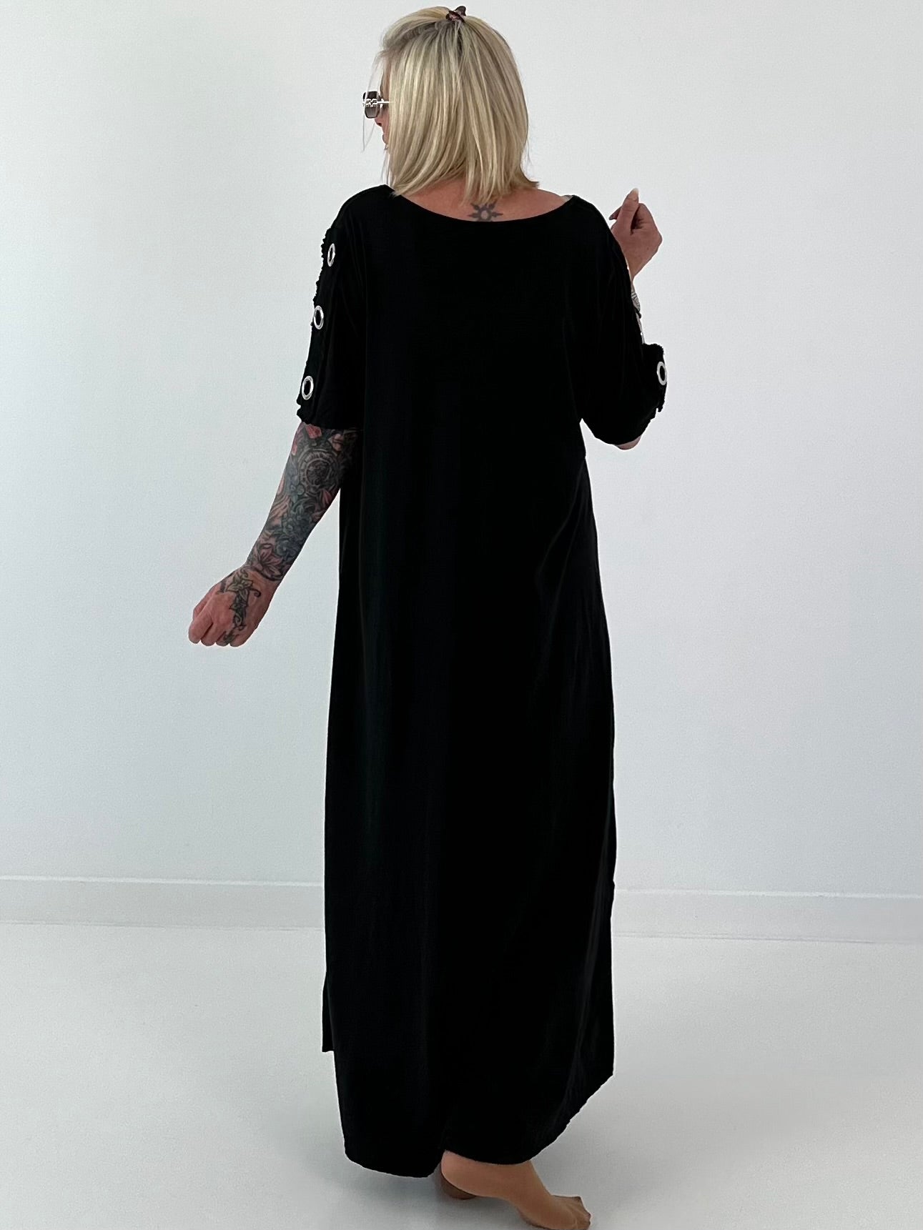 T-Shirt Kleid mit Ösen -schwarz