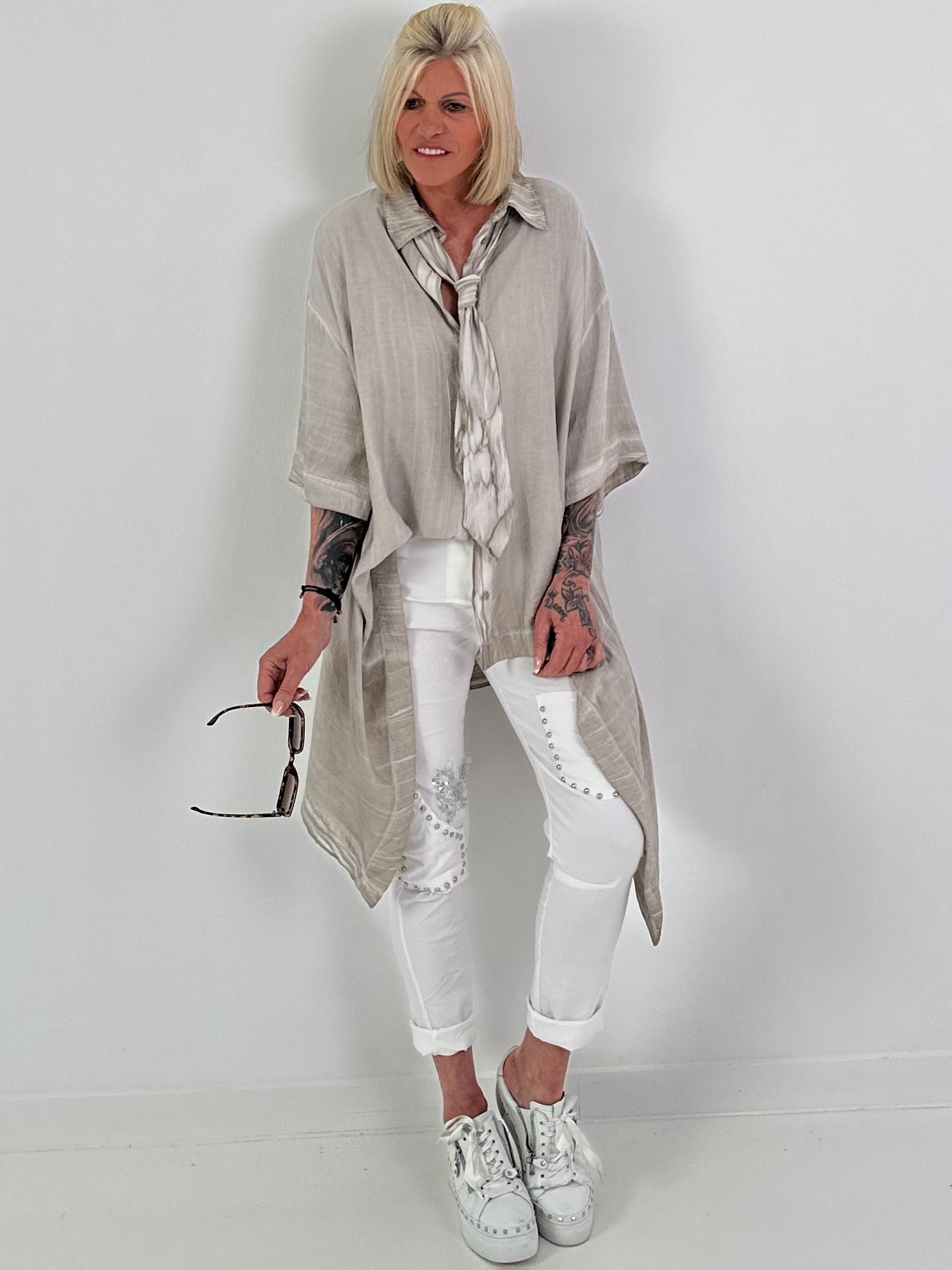 Oversized Bluse asymmetrisch mit Krawatte - taupe