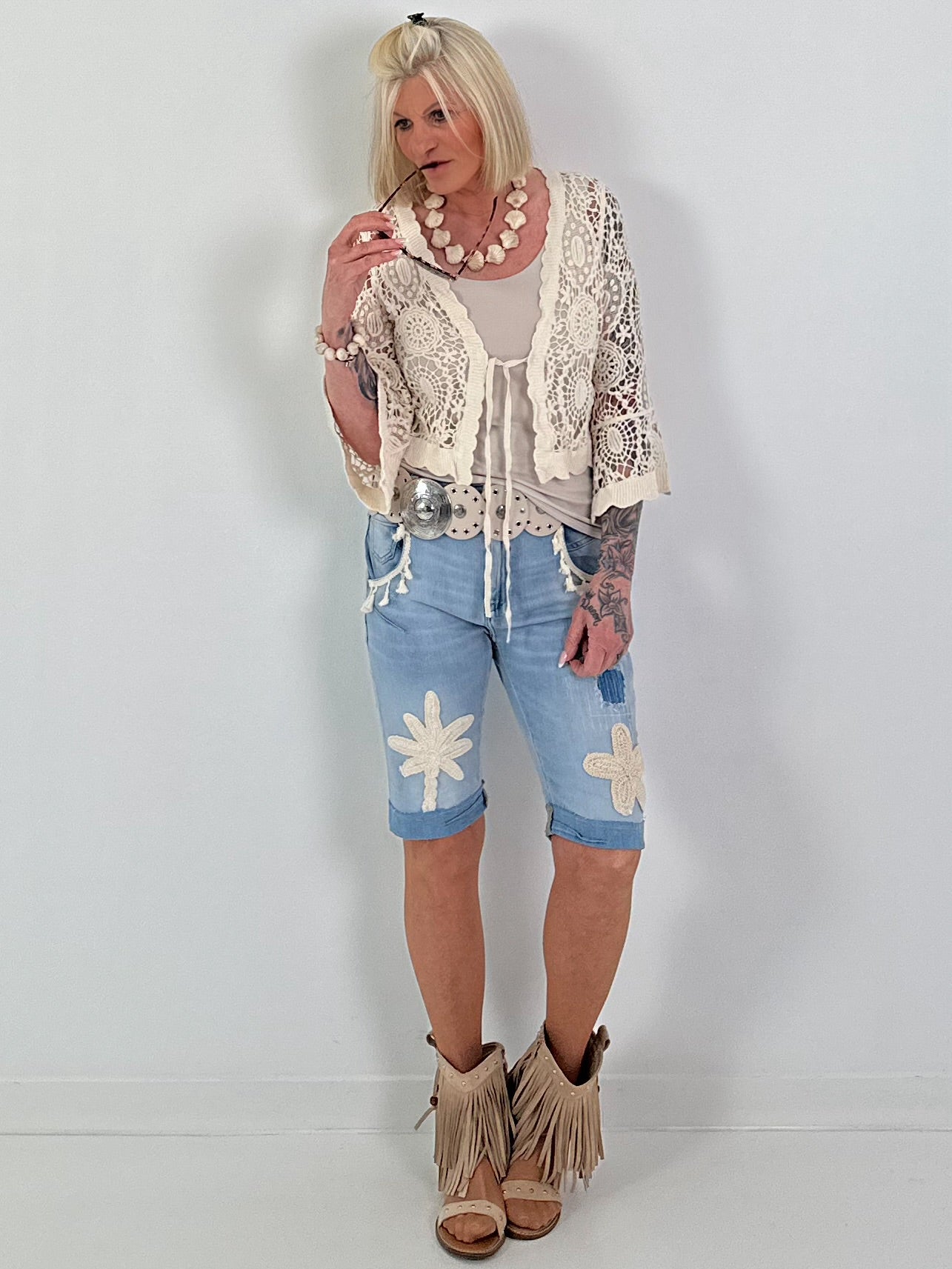 Kurze Häkeljacke mit ornamentalen Muster - beige