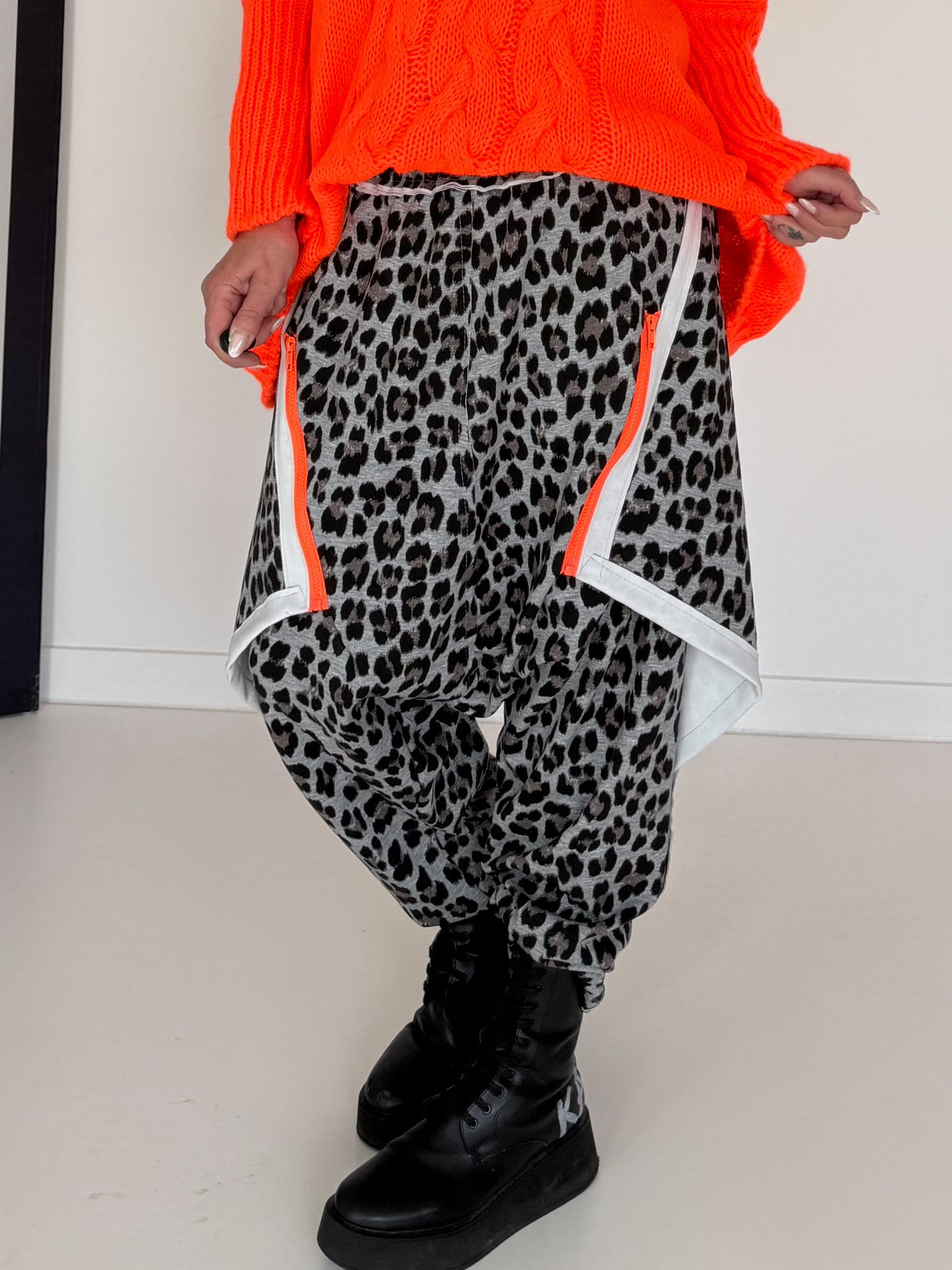 Haremhose im Leo-Print - grau-mehrfarbig