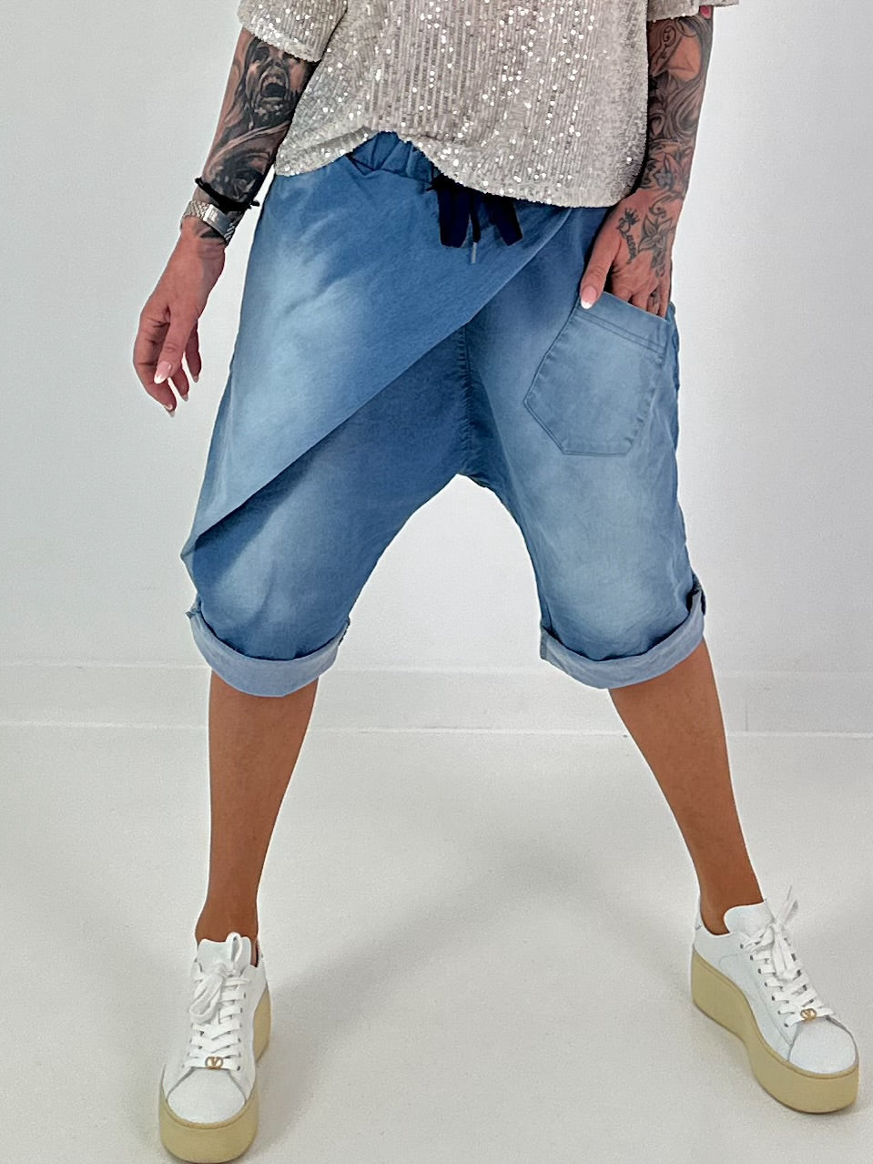 Kurze Jeansbaggy mit Überwurf - blau