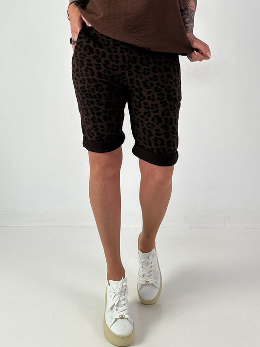 Kurze Hose im Leo Look- schoko