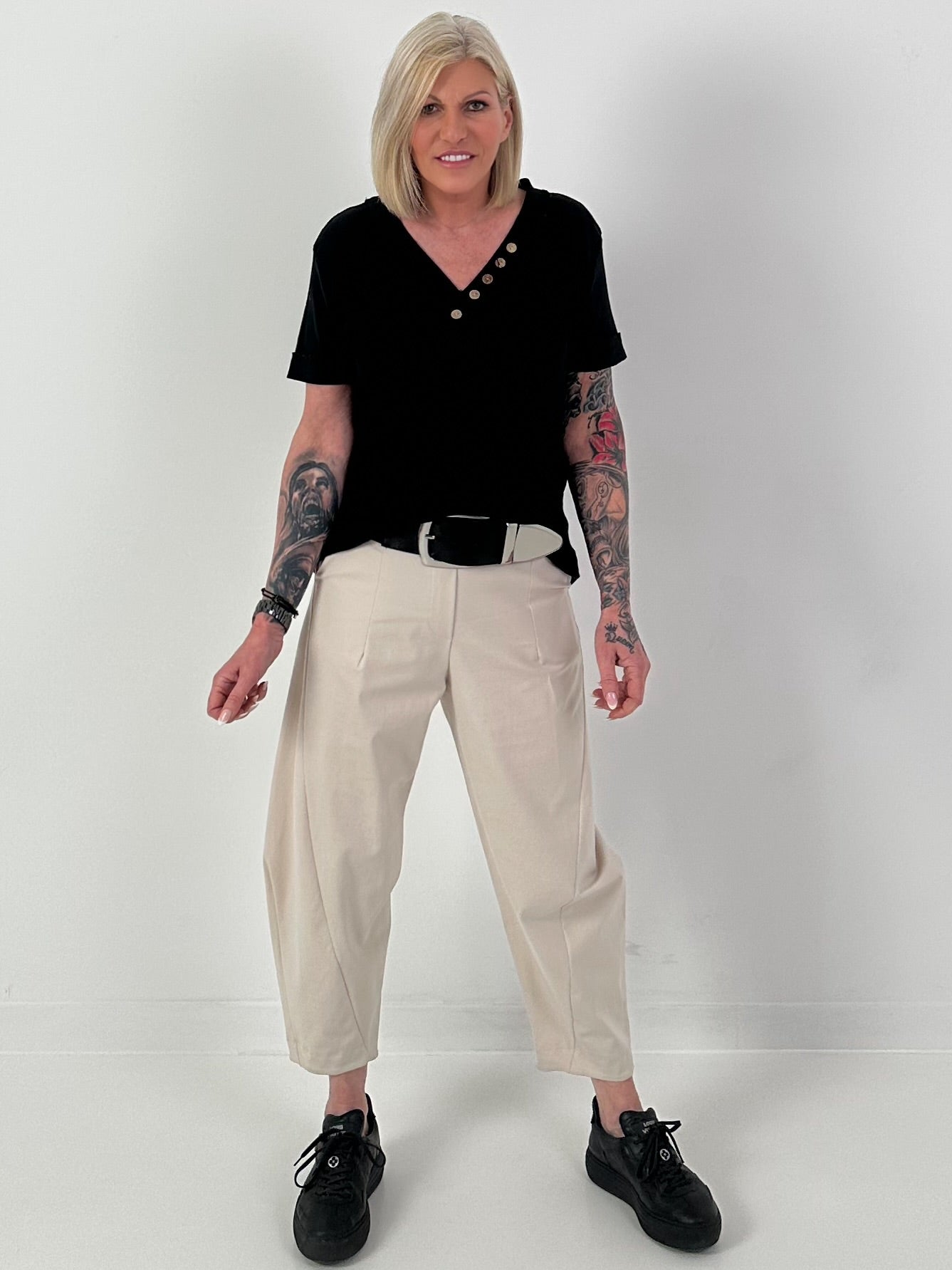 T-Shirt in Rippoptik mit V-Neck und Knopfdetails - schwarz