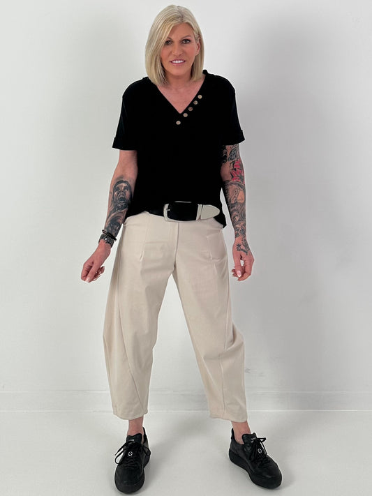 T-Shirt in Rippoptik mit V-Neck und Knopfdetails - schwarz