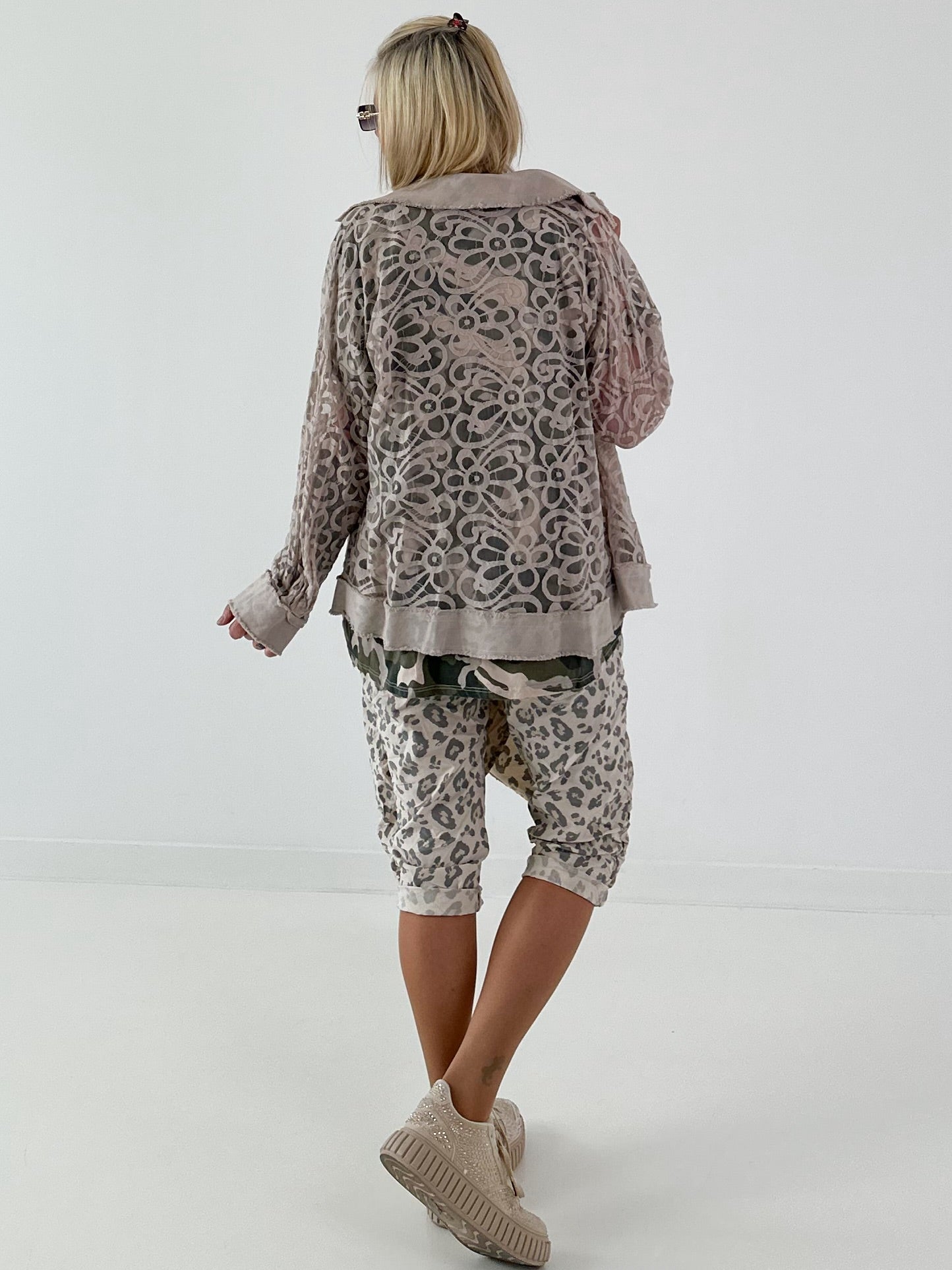 Jeansjacke mit Leo und floralem Netzeinsatz - beige