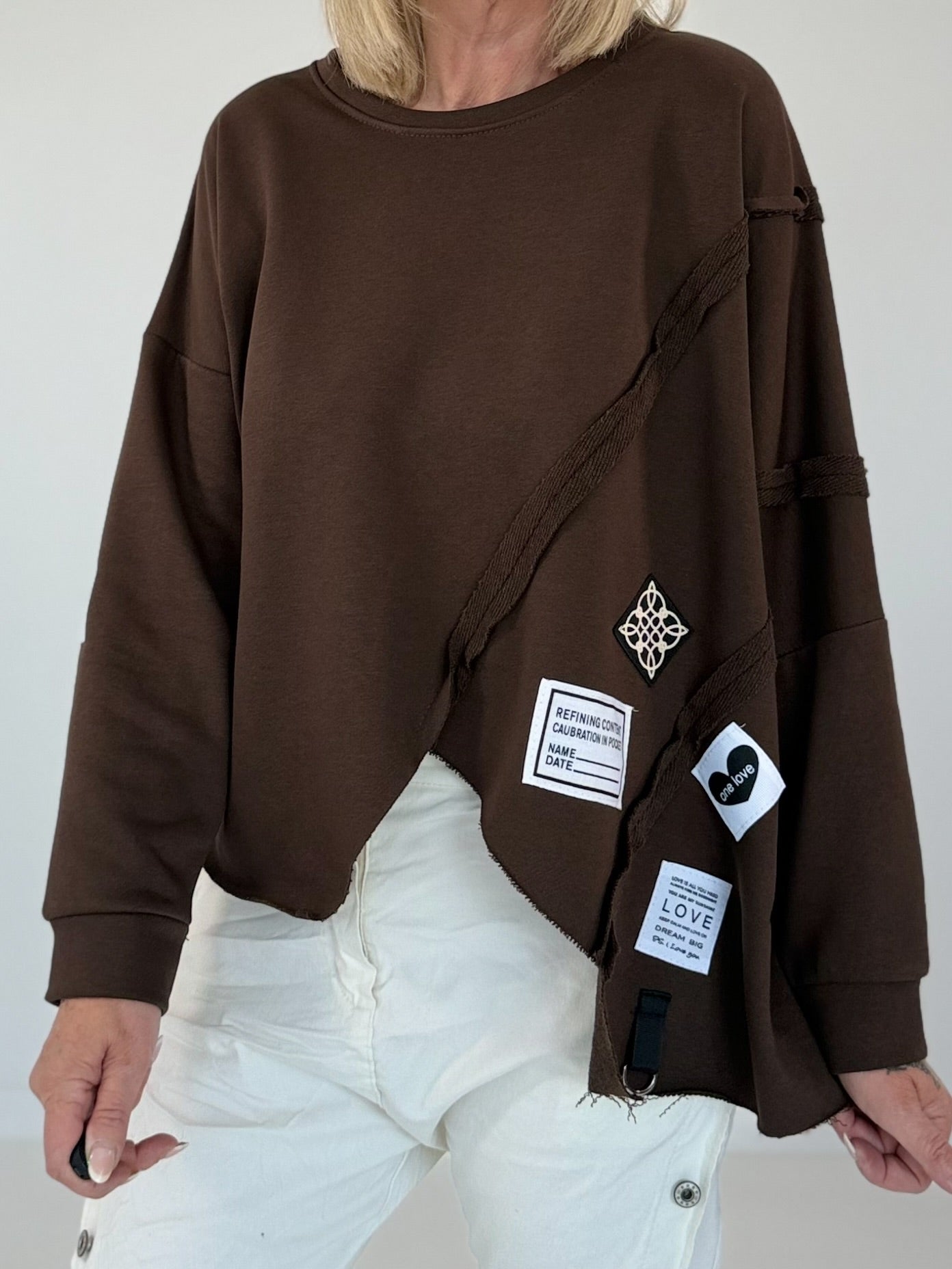 Sweater mit asymmetrischem Schnitt und Patches - mokka